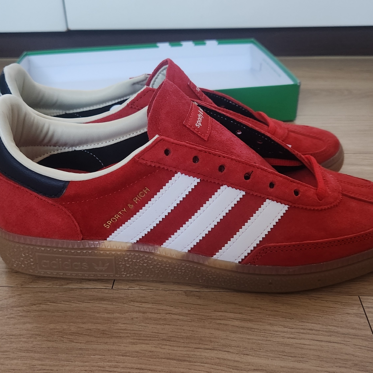 Adidas x Sporty & Rich Spezial Handball Collegiate Red Night Indigo 착용 스타일 - 2
