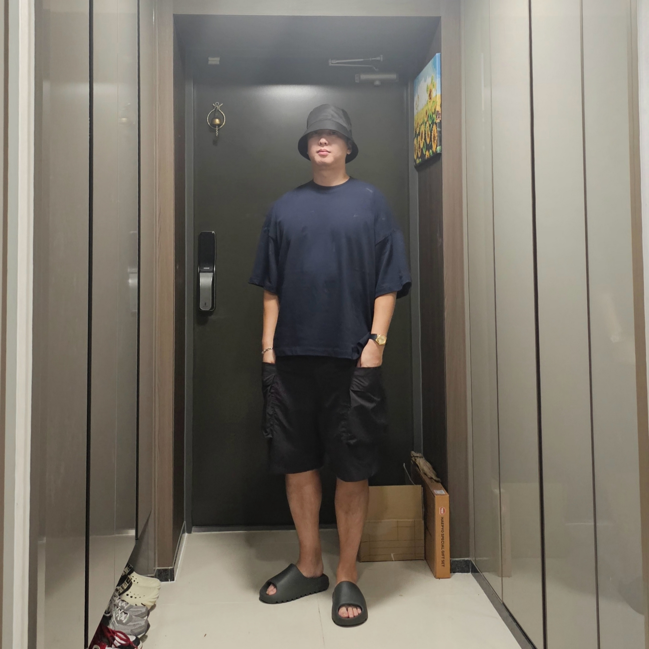 Nike x Jacquemus Short Sleeve T-Shirt Dark Obsidian - Asia, Prada Re-Nylon Bucket Hat Black 착용 스타일 - 4