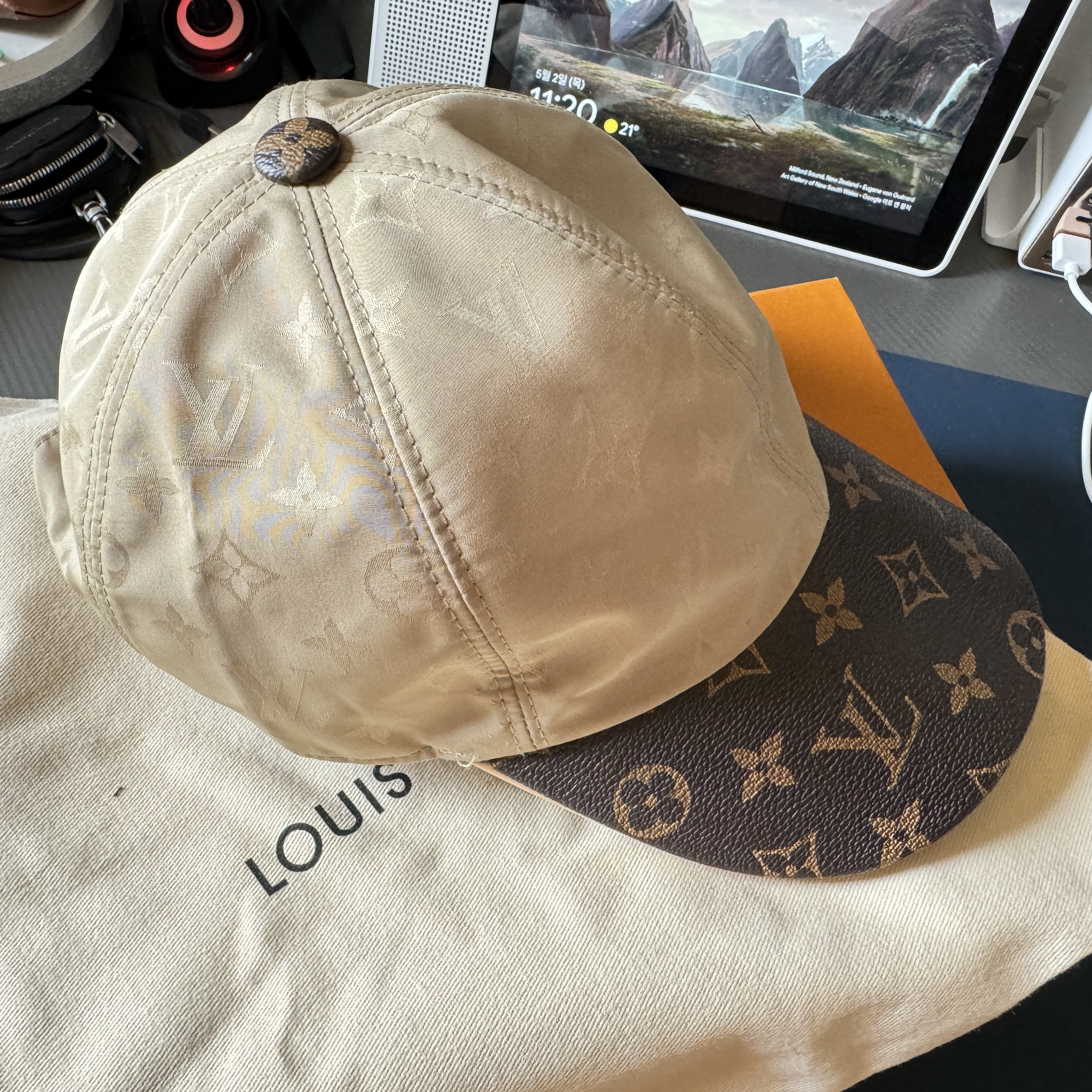 (W) Louis Vuitton Cap Ou Pas Cap Beige 착용 스타일