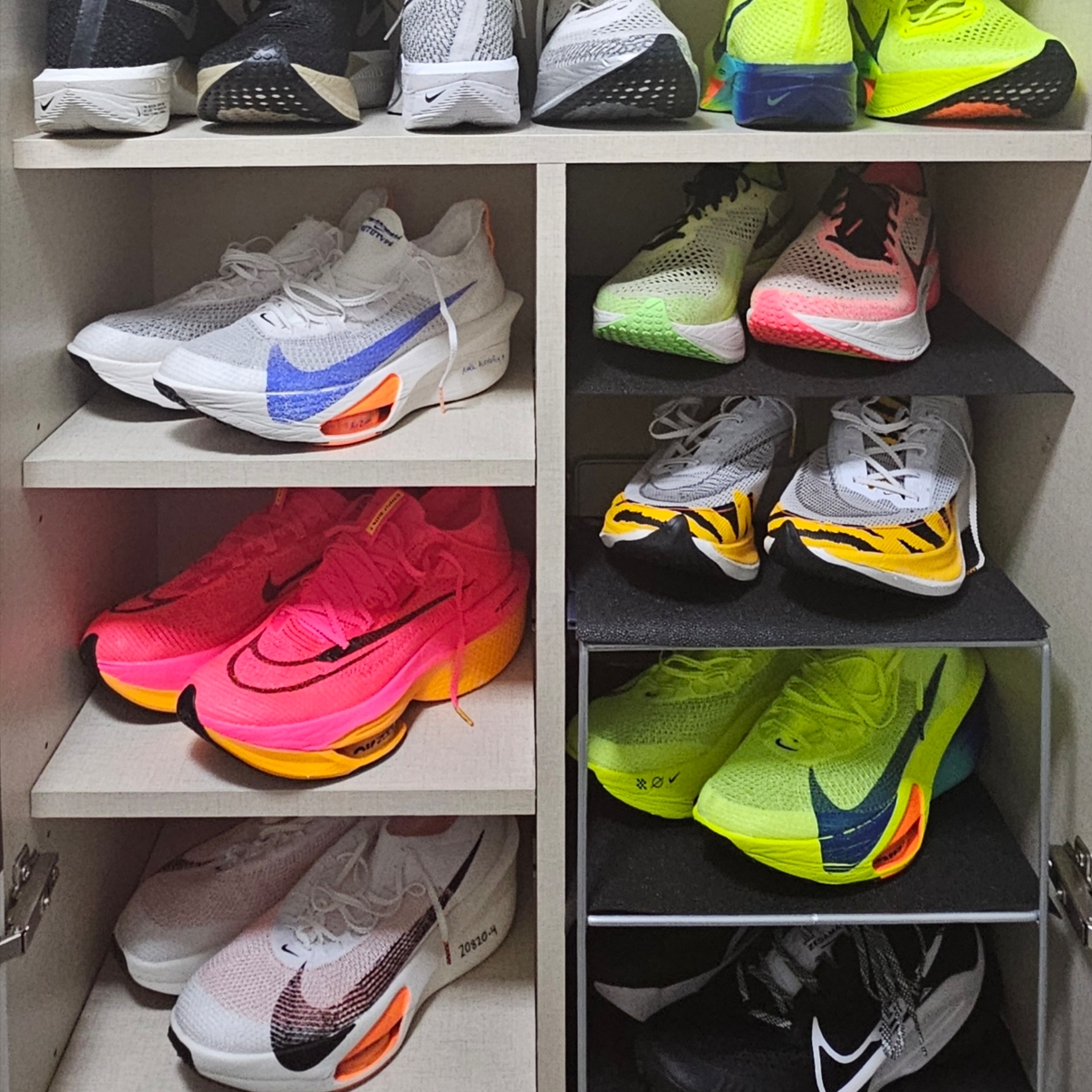 Nike ZoomX Vaporfly Next% 3 FK Luminous Green Black, Nike ZoomX Zegama Trail Deep Black White 착용 스타일 - 2