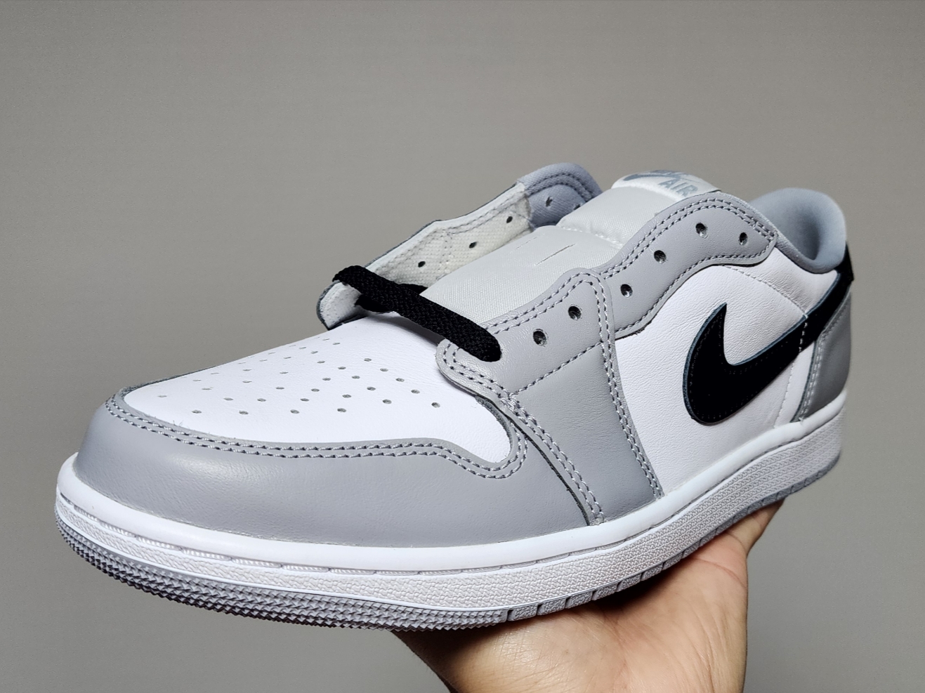 Jordan 1 Retro Low OG Wolf Grey and White 착용 스타일