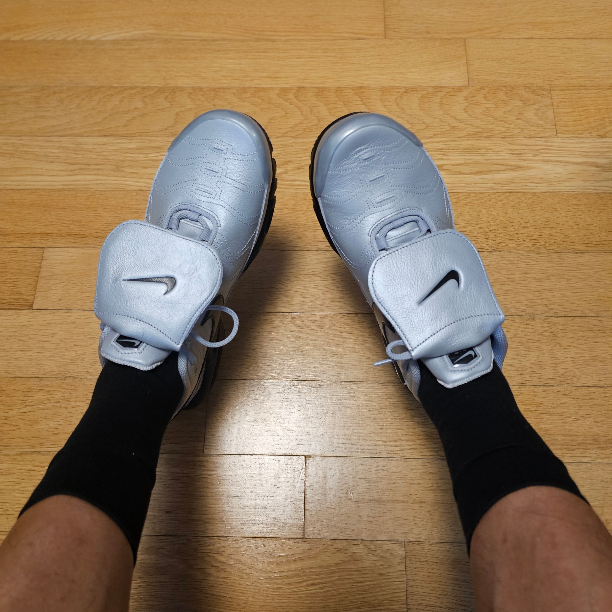 Nike Air Max Plus TNPO Wolf Grey and Black 착용 스타일 - 1