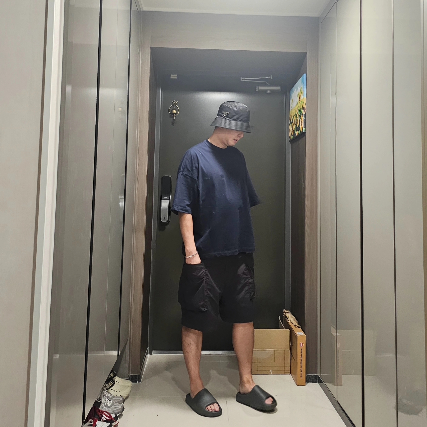 Nike x Jacquemus Short Sleeve T-Shirt Dark Obsidian - Asia, Prada Re-Nylon Bucket Hat Black 착용 스타일 - 3