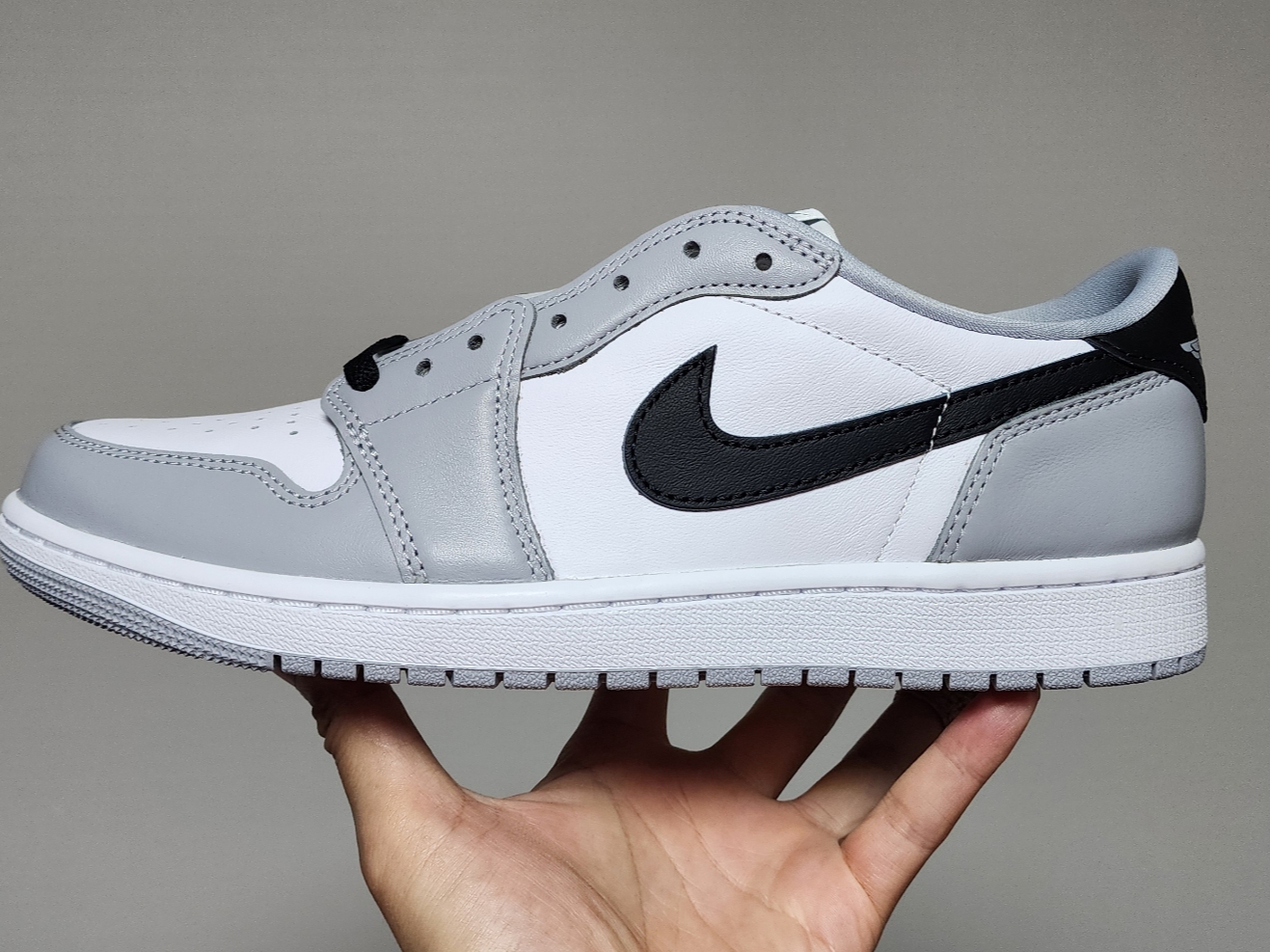 Jordan 1 Retro Low OG Wolf Grey and White 착용 스타일