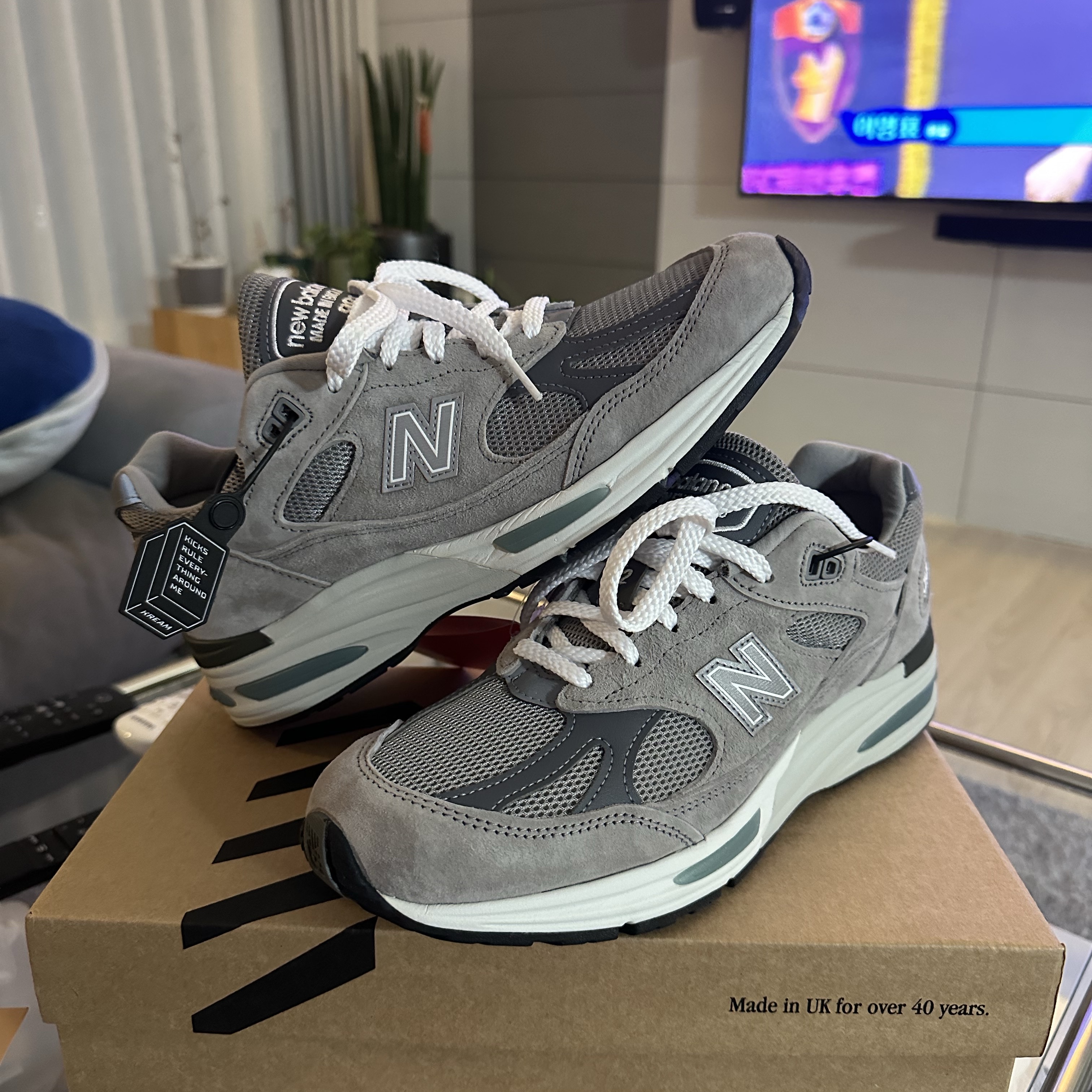 New Balance 991v2 Made in UK Rock Ridge Alloy Silver 착용 스타일 - 1