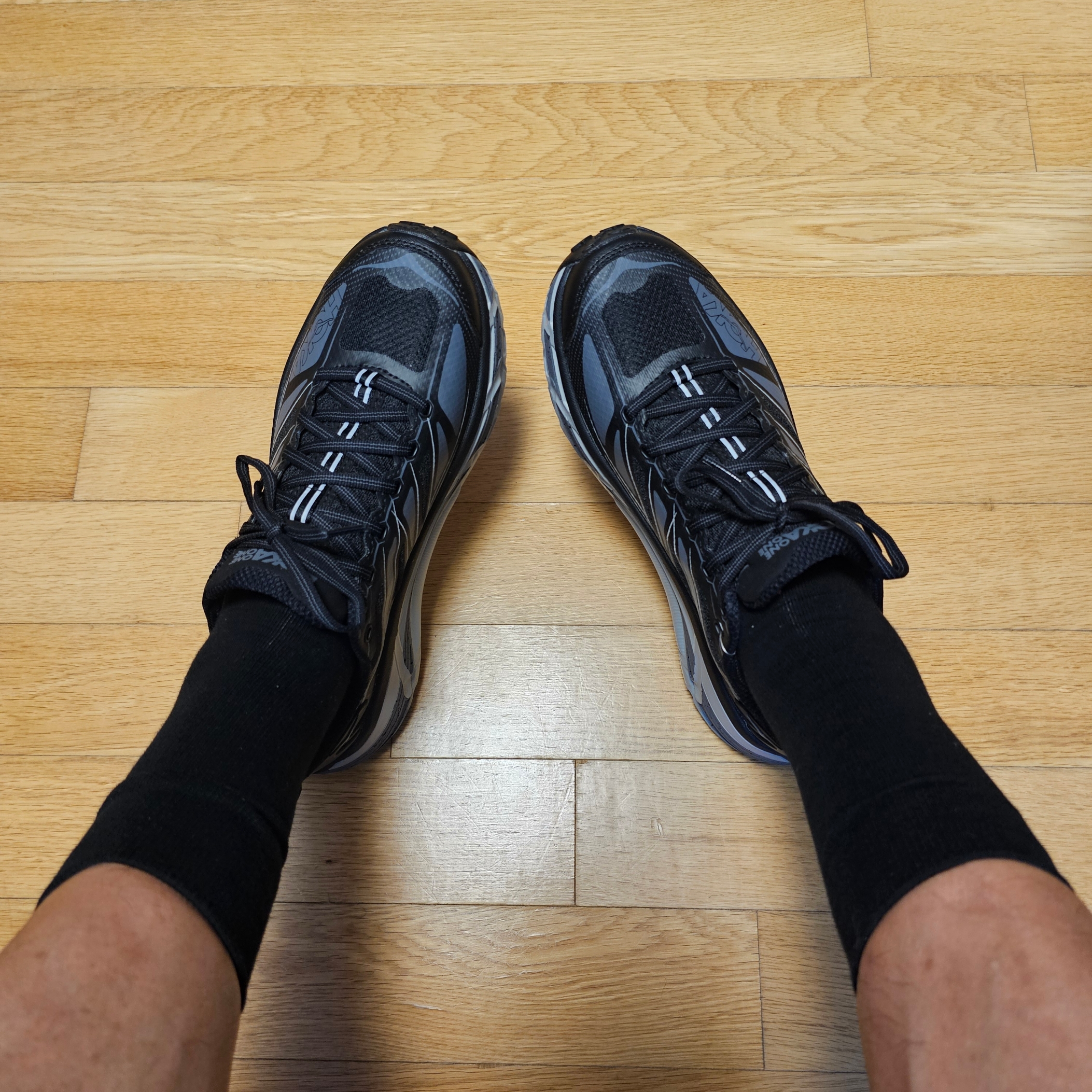 Hoka Mafate Speed 2 Black Castlerock 착용 스타일 - 1
