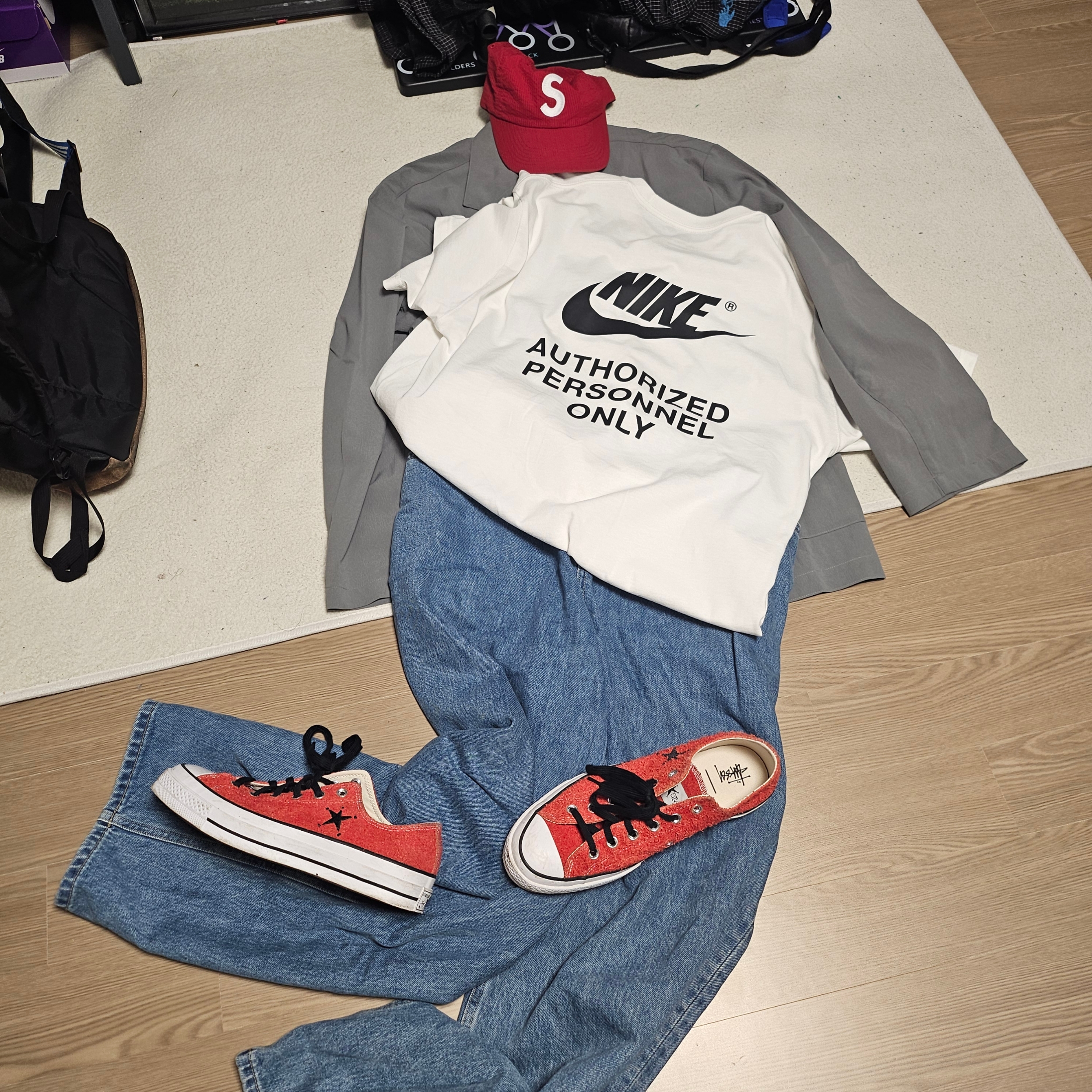 Supreme Seersucker S Logo 6-Panel Red - 24SS, Converse x Stussy Chuck 70 Ox Poppy Red 착용 스타일 - 2