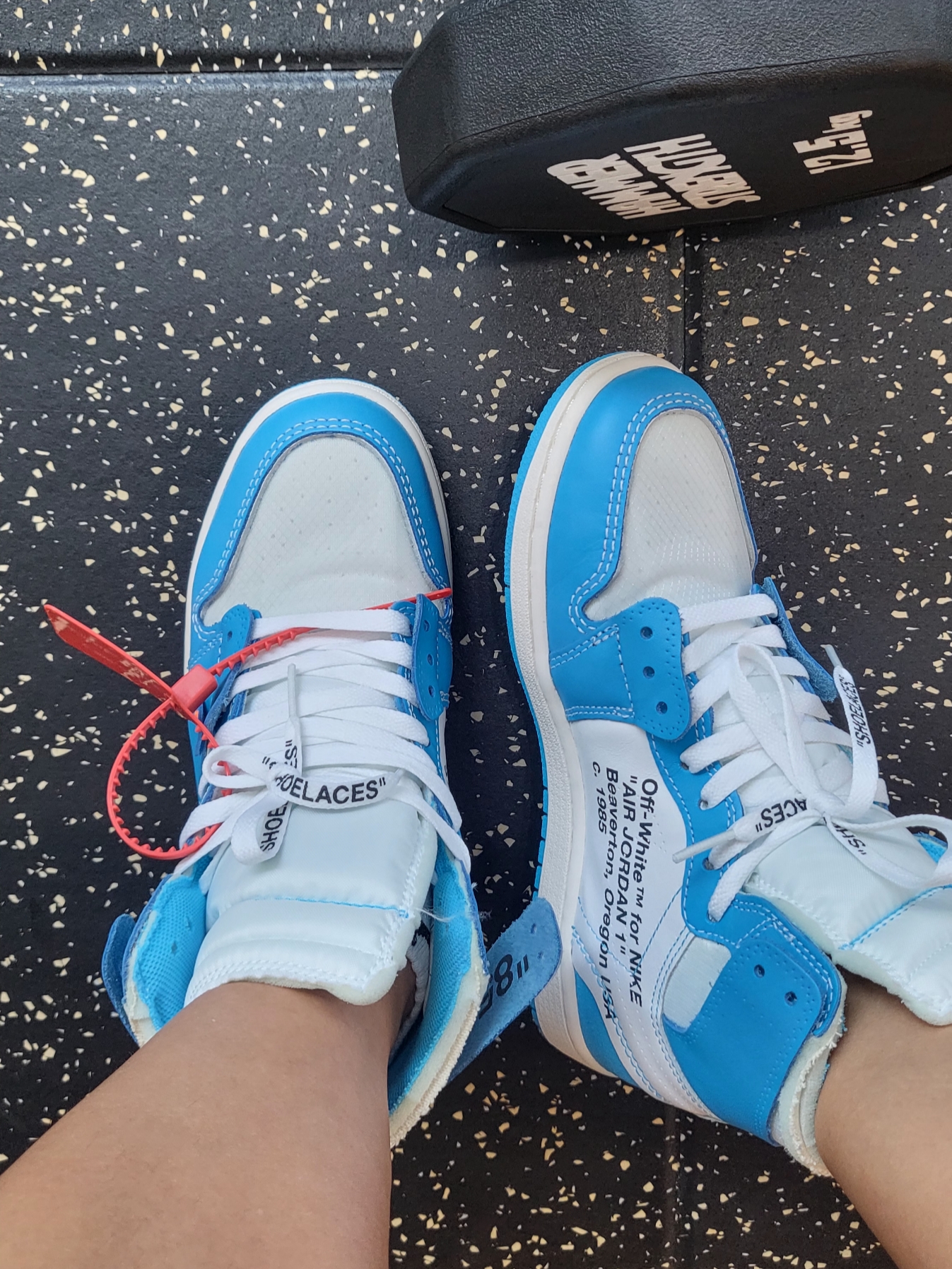 Jordan 1 x Off-White Retro High University Blue 착용 스타일 - 3