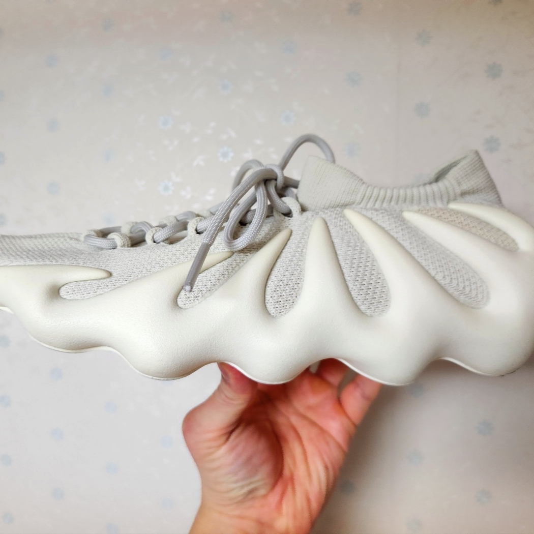 Adidas Yeezy 450 Cloud White 착용 스타일 - 2