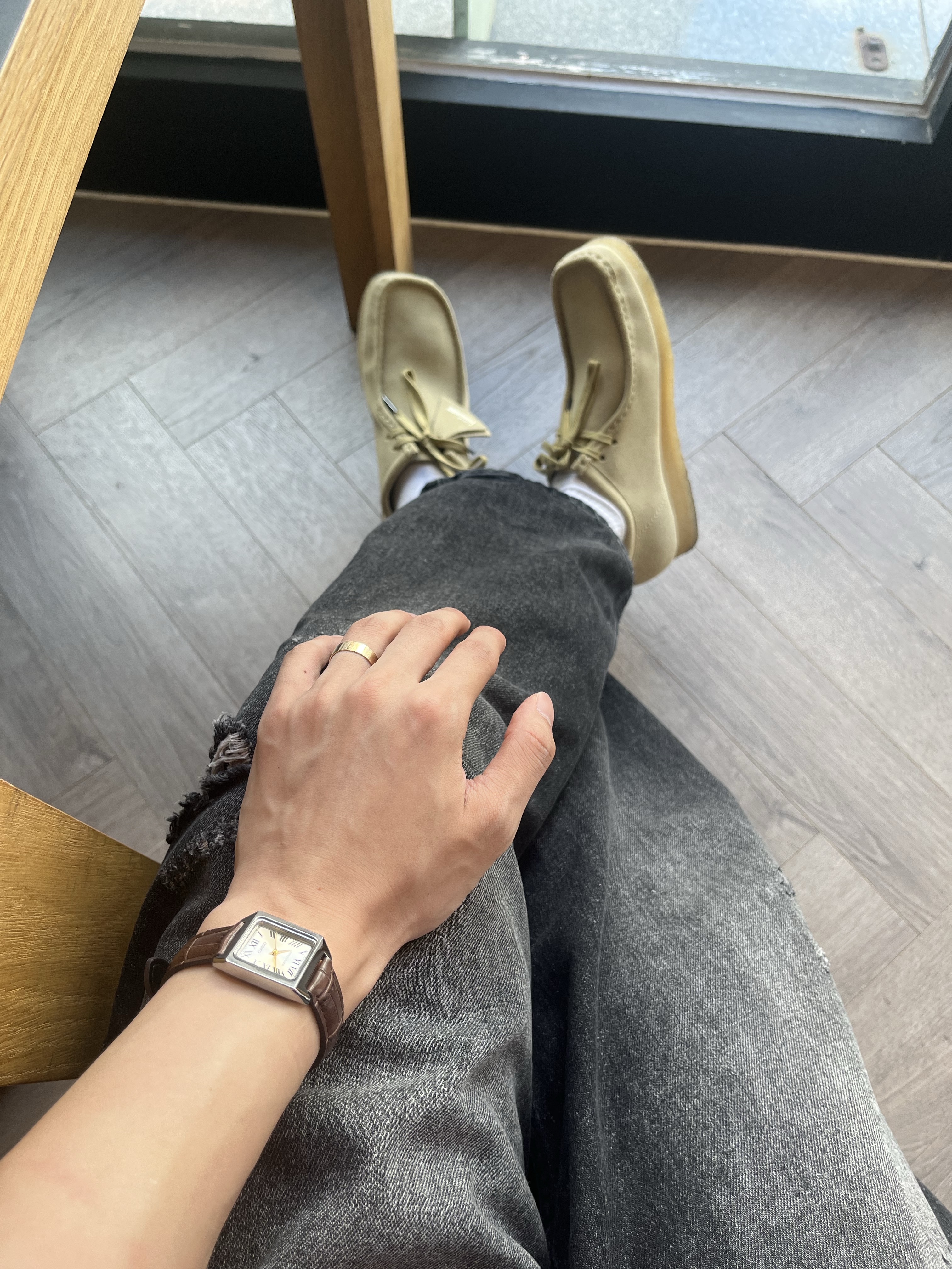 Casio LTP-V007L-9B, Clarks Wallabee Maple Suede 착용 스타일