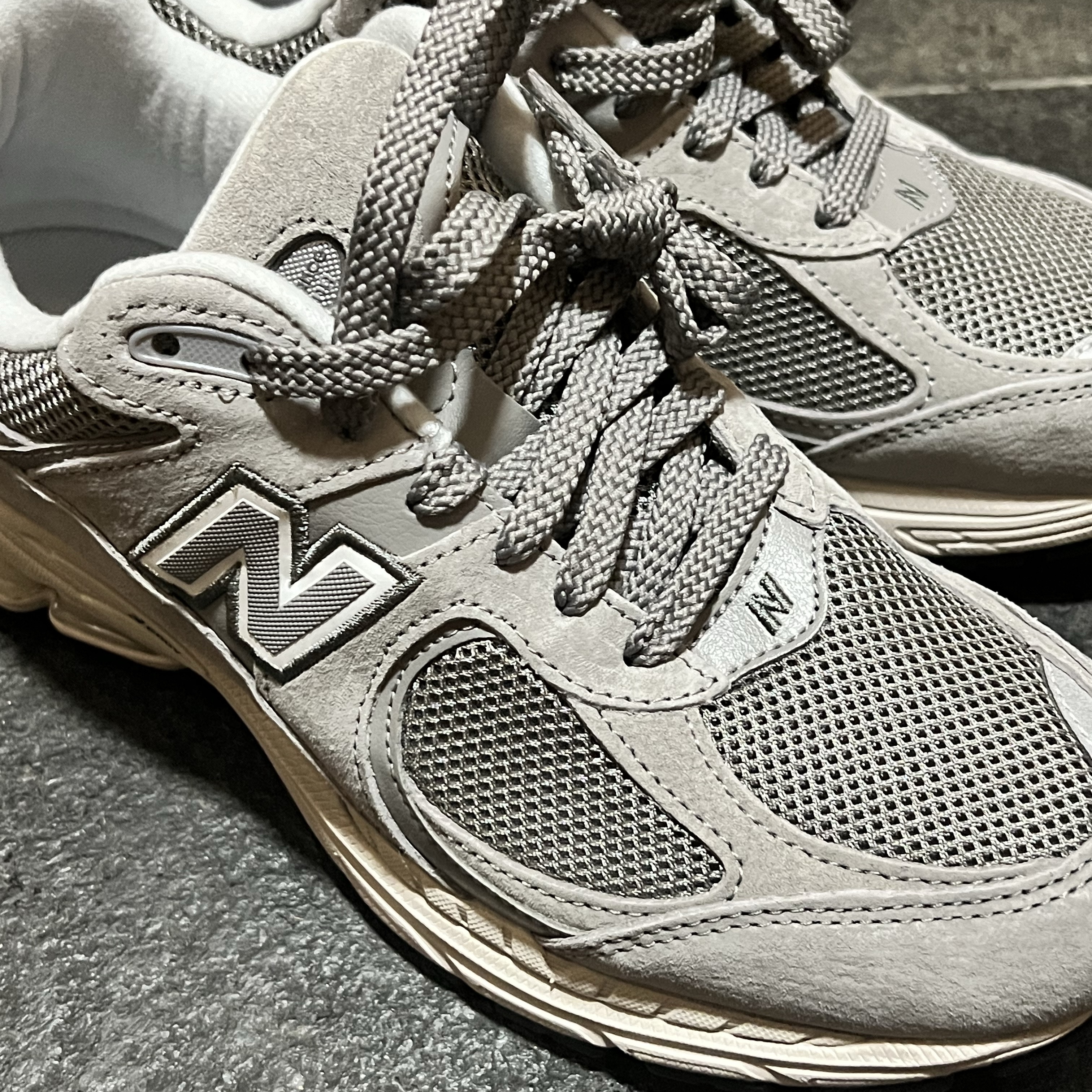 New Balance 2002R Grey 착용 스타일