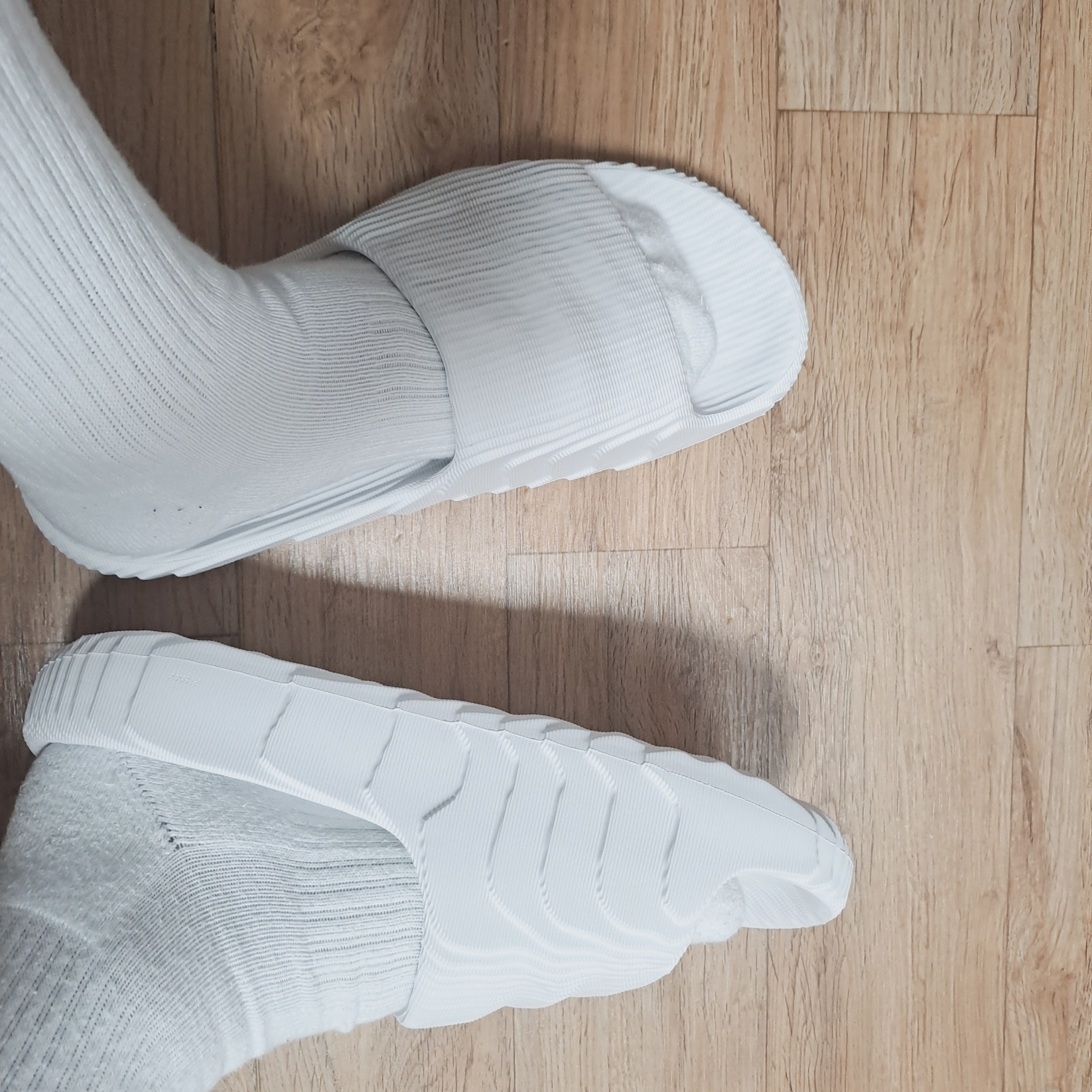 Adidas Adilette 22 Crystal White 착용 스타일
