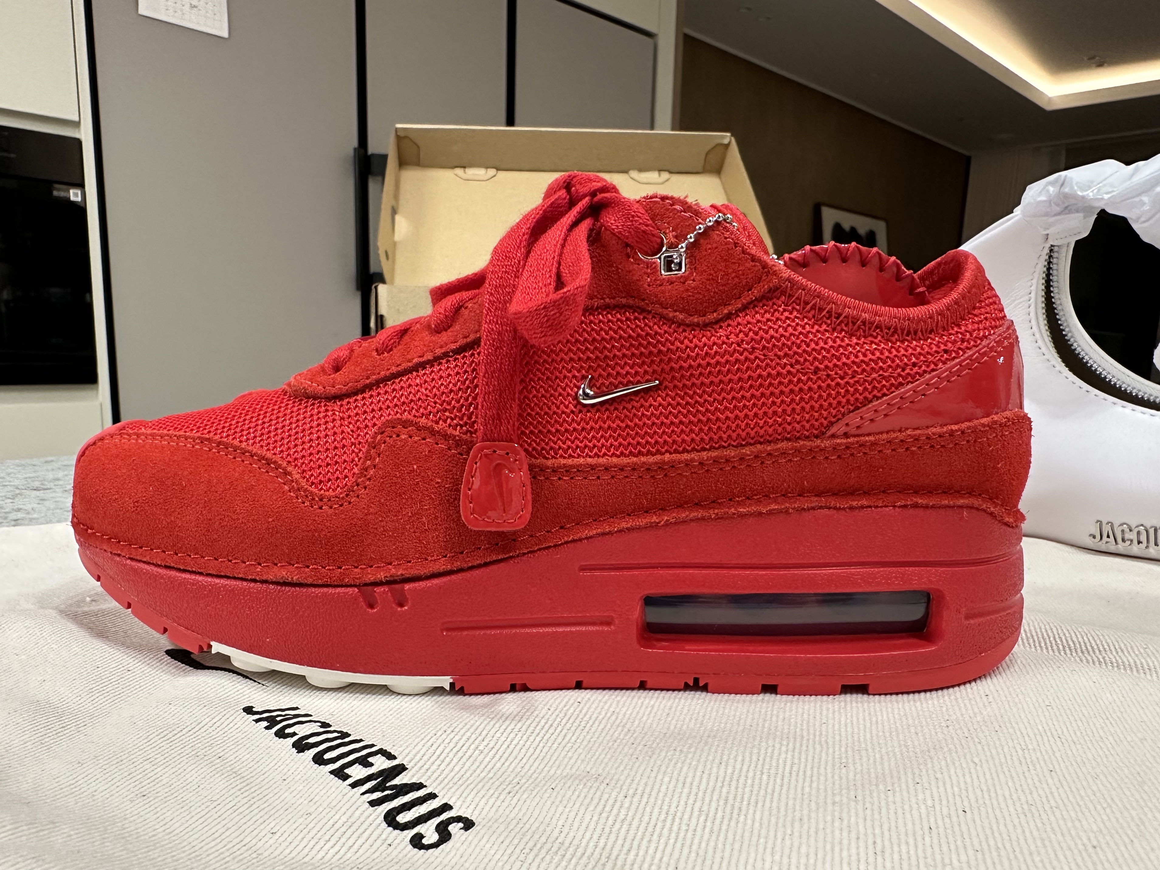 Jacquemus x Nike Le sac Small Swoosh Bag White, Nike x Jacquemus Air Max 1 '86 University Red and Metallic Silver 착용 스타일 - 9
