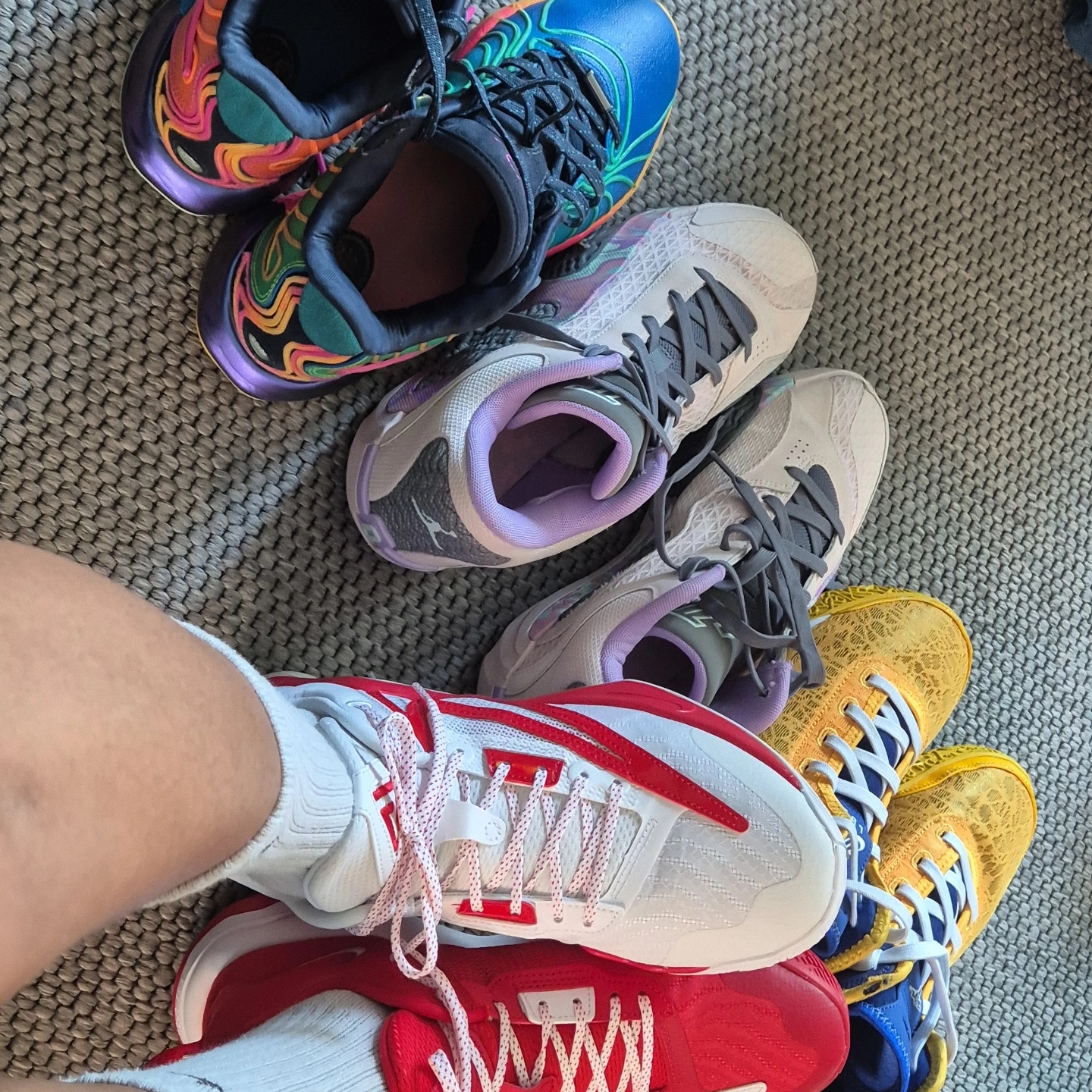 Nike Giannis Immortality 3 ASW EP University Red White, Nike Lebron 21 EP Photo Blue Vapour Green 착용 스타일