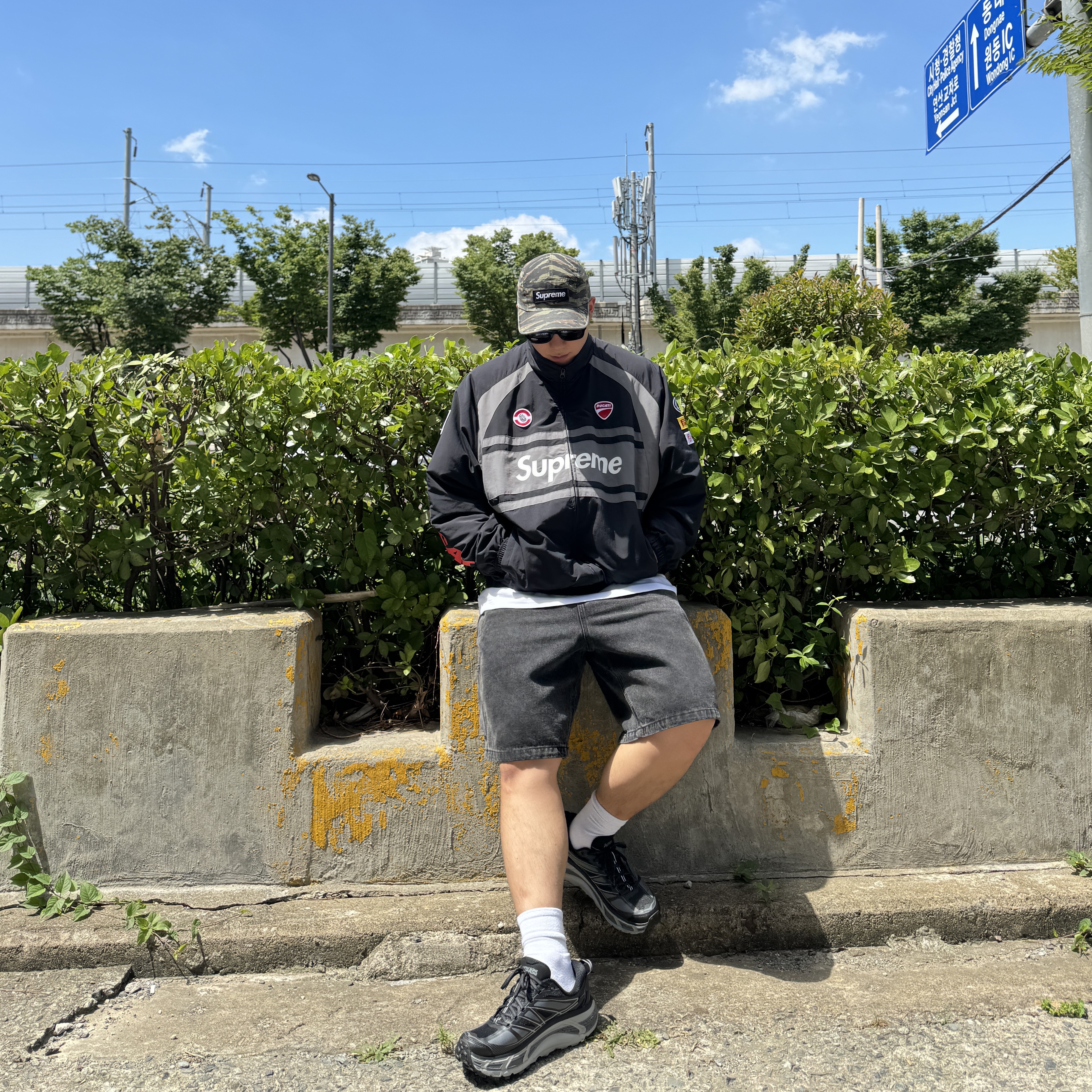 Hoka Mafate Speed 2 Black Castlerock, Supreme x Ducati Track Jacket Black - 24SS 착용 스타일 - 4