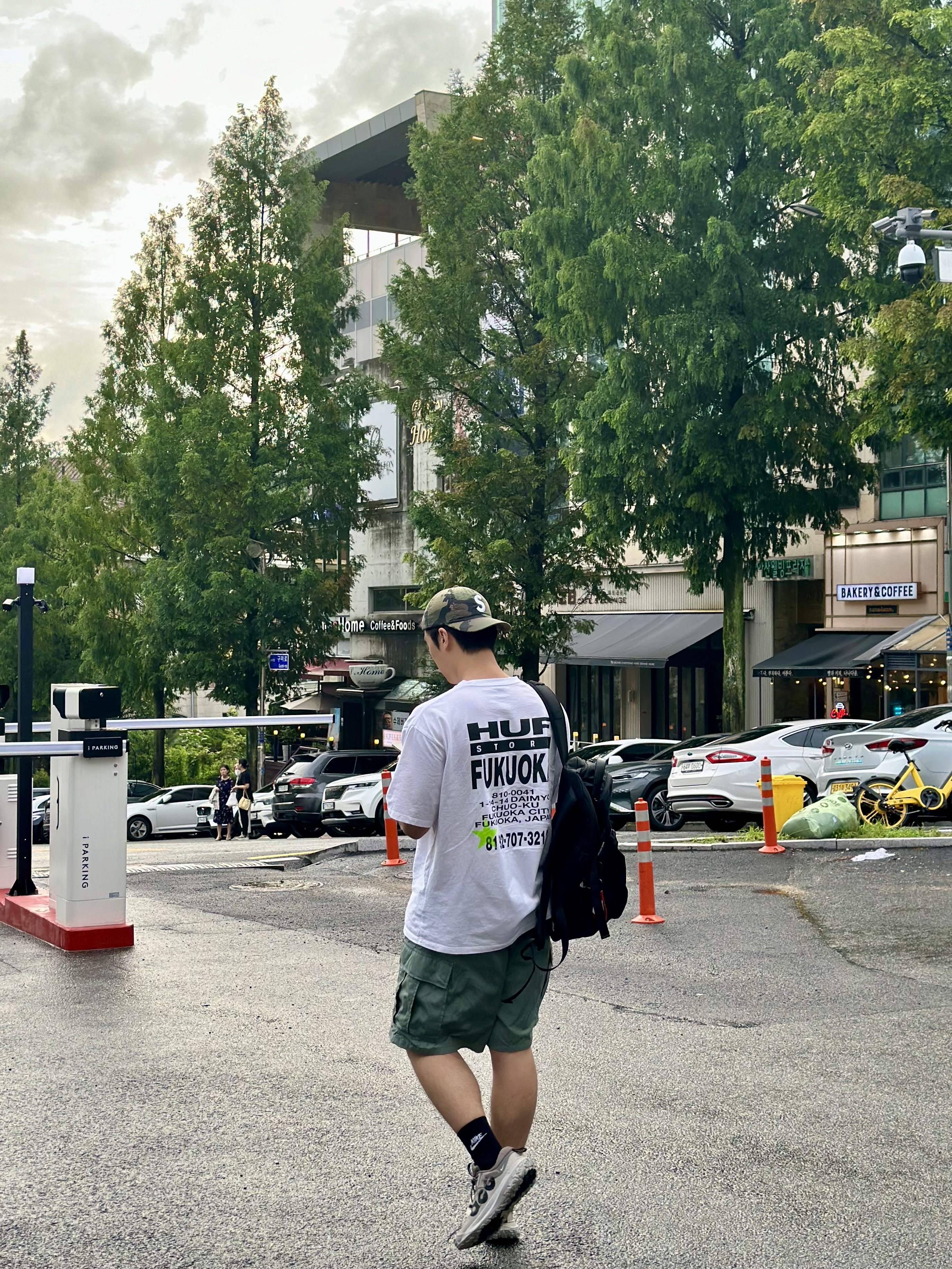 Nike ACG Mountain Fly 2 Low Light Iron Ore Black, Supreme Seersucker S Logo 6-Panel Woodland Camo - 24SS 착용 스타일