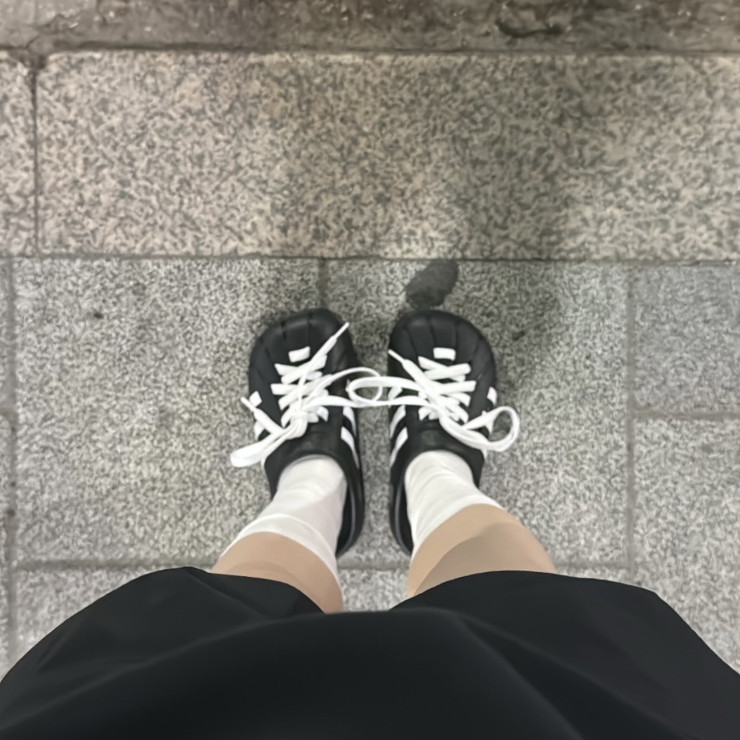 Adidas Adilette Clog Black White, Stussy Basic Stussy Crew Black 착용 스타일 - 3