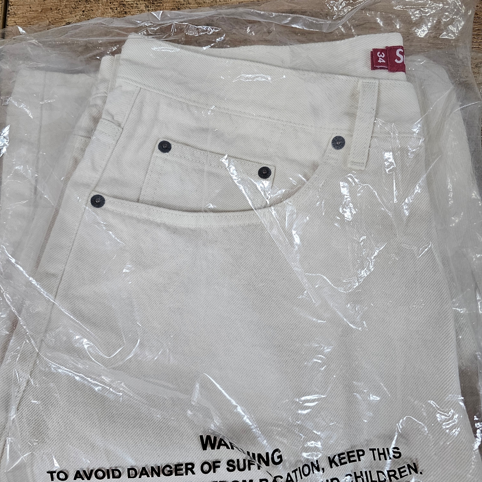 Supreme Baggy Denim Short Natural - 24SS 착용 스타일