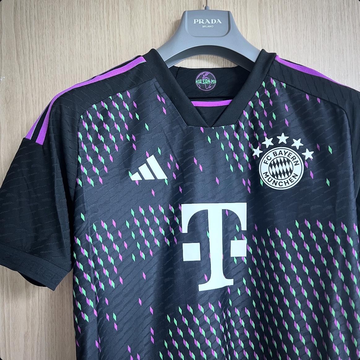 Adidas Bayern Munchen 2023/24 Authentic Away Jersey Black - US Sizing (Non Marking Ver.), Adidas Bayern Munchen 2023/24 Authentic Home Jersey White Red - US Sizing (Non Marking Ver.) 착용 스타일