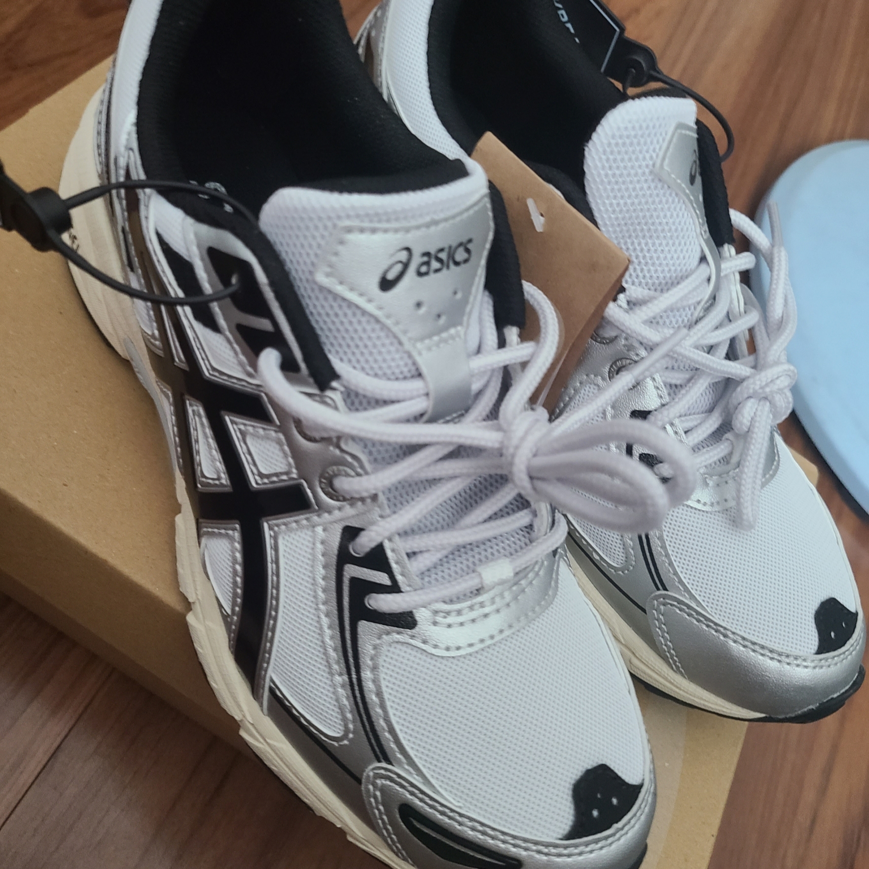 Asics Gel-Venture 6 White Black 착용 스타일