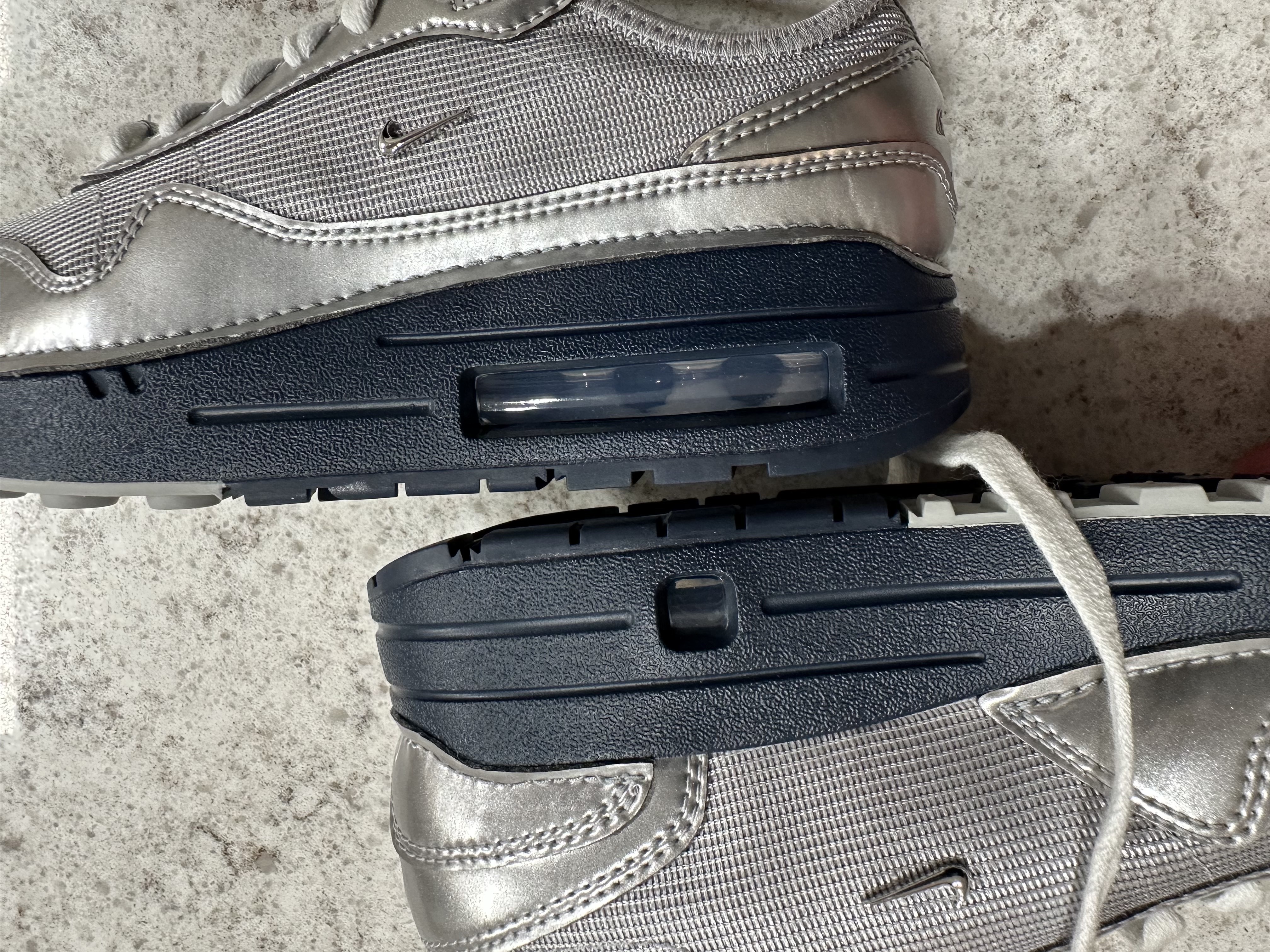 Nike x Jacquemus Air Max 1 '86 Metallic Silver Midnight Navy 착용 스타일 - 8