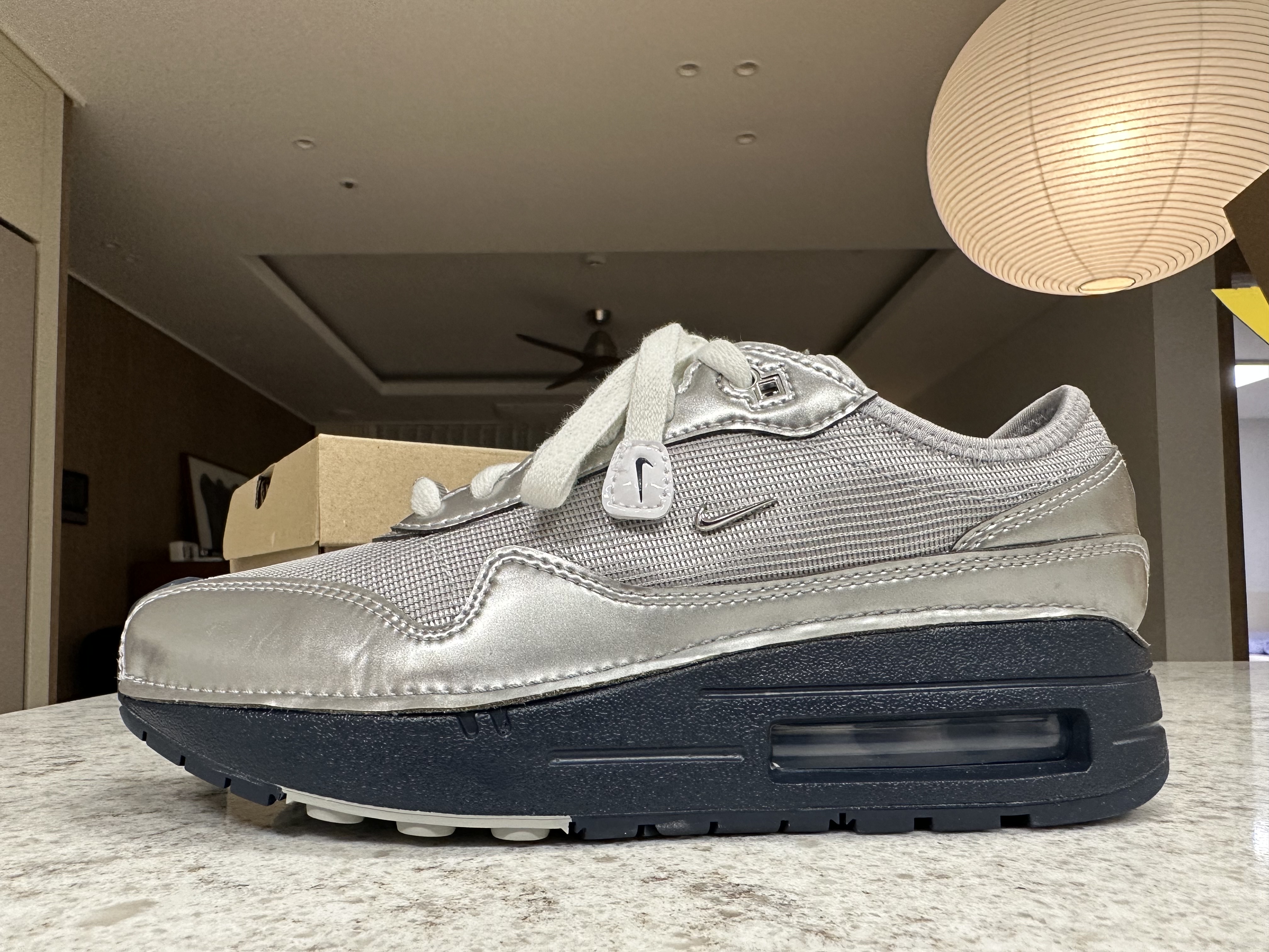 Nike x Jacquemus Air Max 1 '86 Metallic Silver Midnight Navy 착용 스타일 - 7