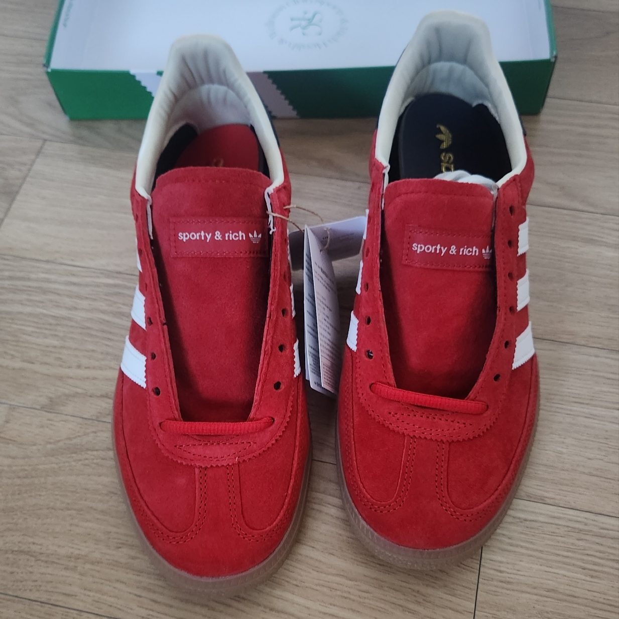 Adidas x Sporty & Rich Spezial Handball Collegiate Red Night Indigo 착용 스타일 - 1