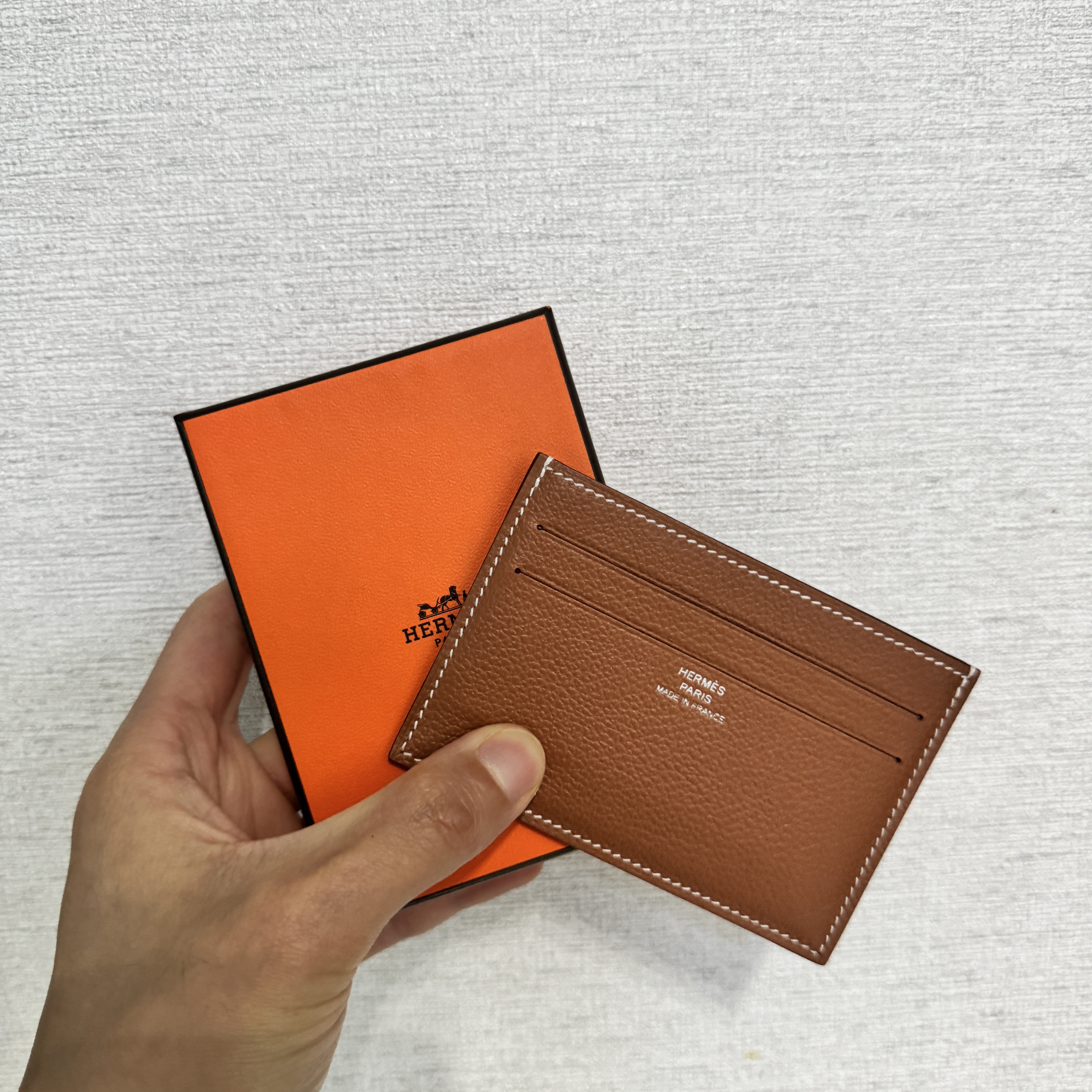 Hermes Citizen Twill Card Holder Evercolor & Silk Clochette Gold Sun 착용 스타일