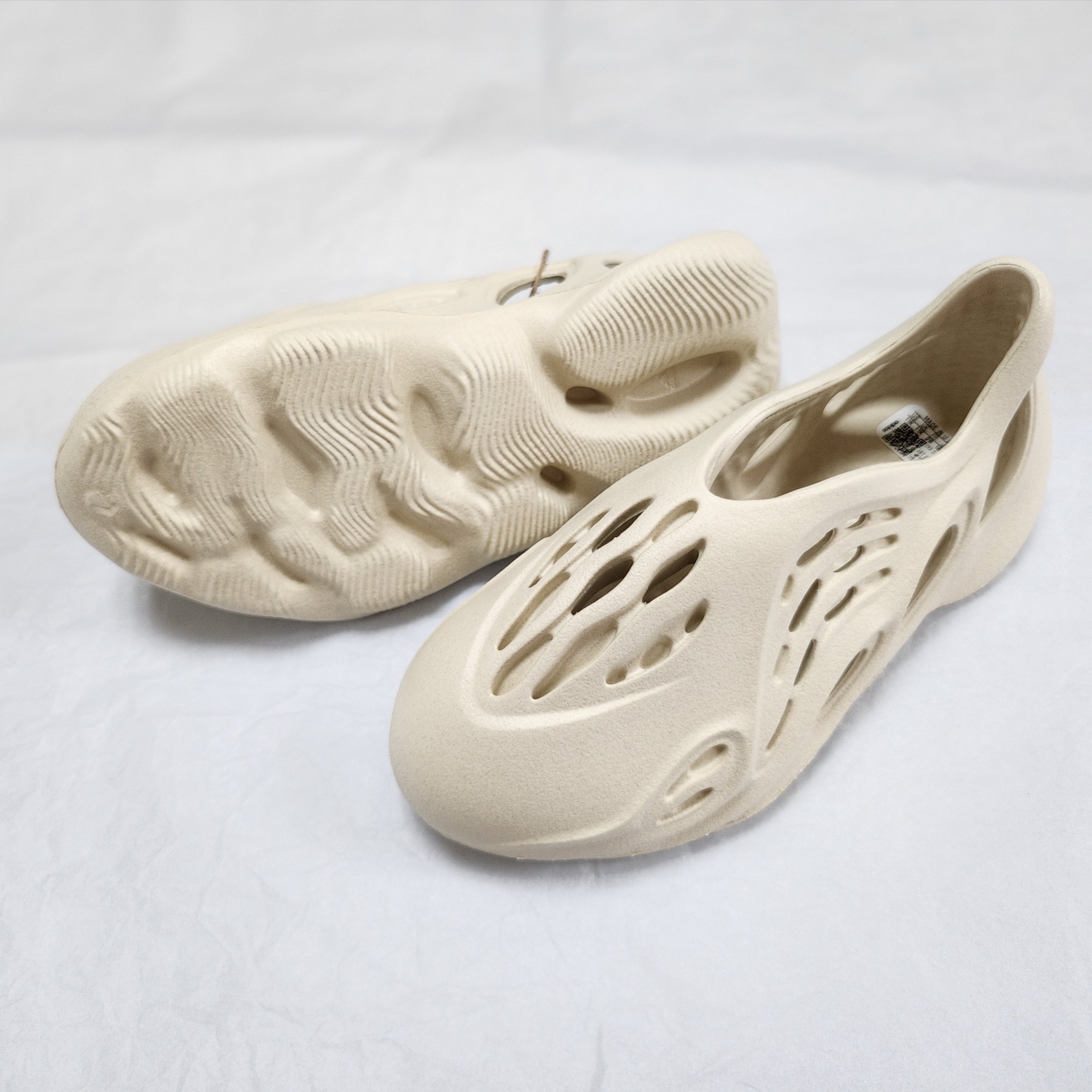 (Kids) Adidas Yeezy Foam RNNR Sand, Adidas Yeezy Foam RNNR Sand 착용 스타일 - 3