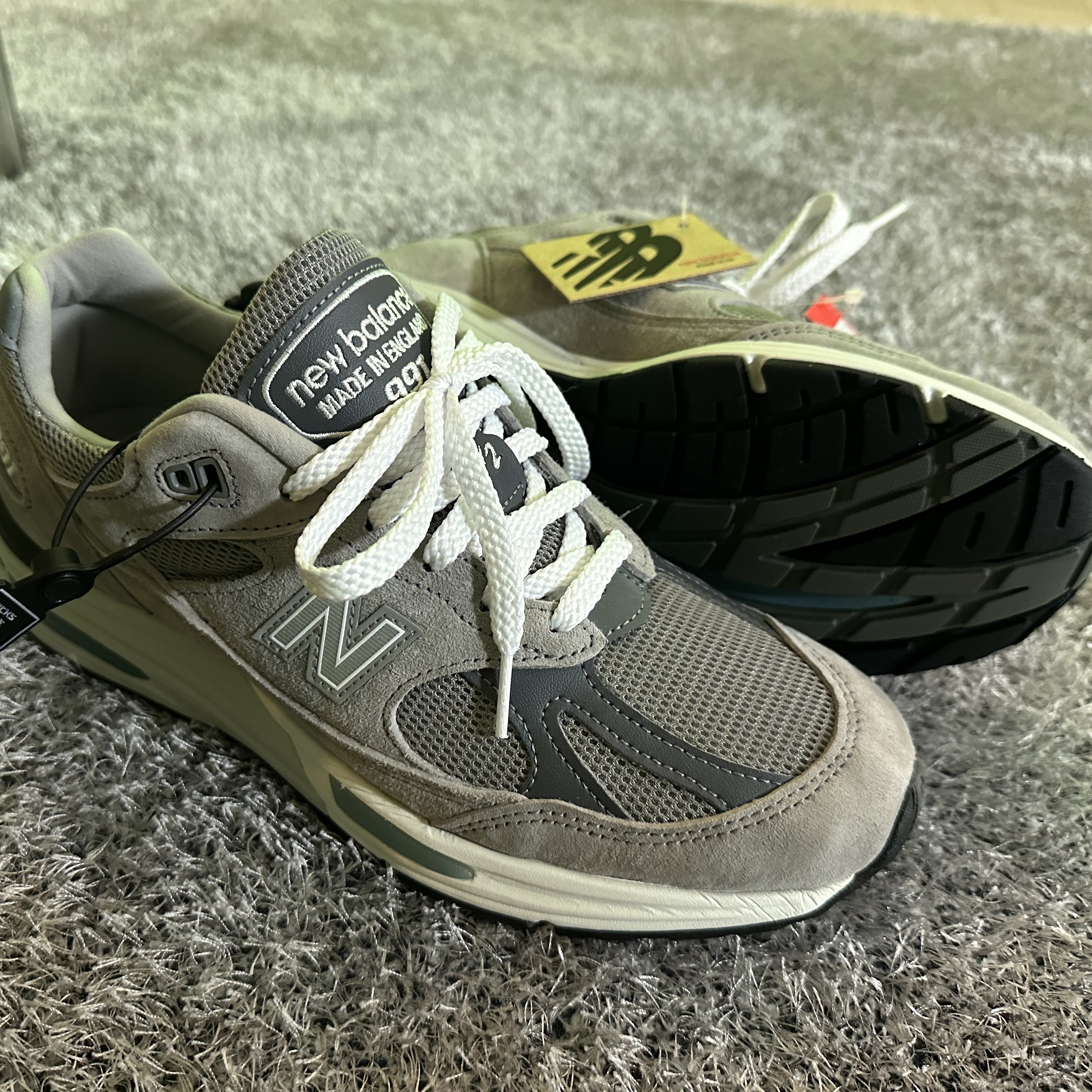 New Balance 991v2 Made in UK Rock Ridge Alloy Silver 착용 스타일 - 2