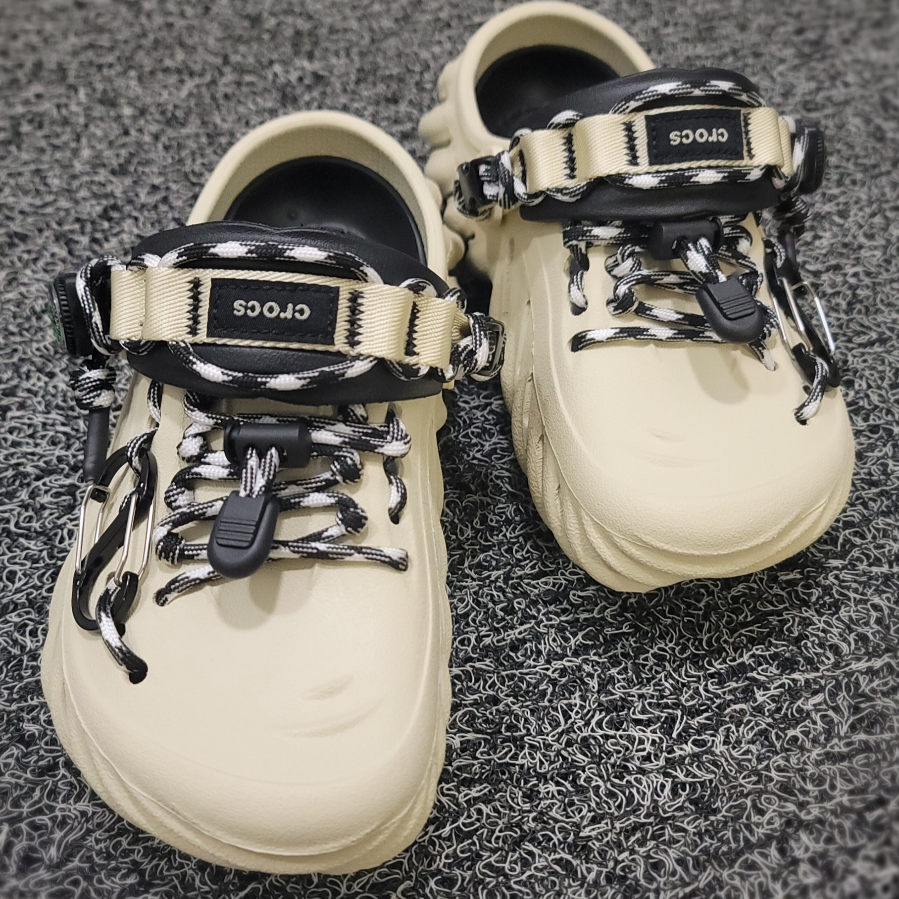 Crocs Echo Clog Bone Black 착용 스타일 - 5