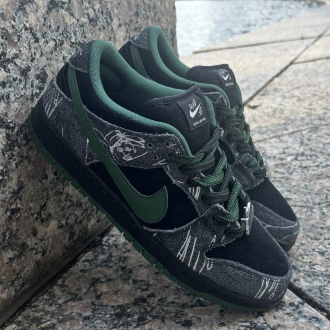 Nike x There SB Dunk Low Pro Anthracite and Gorge Green 착용 스타일 - 3