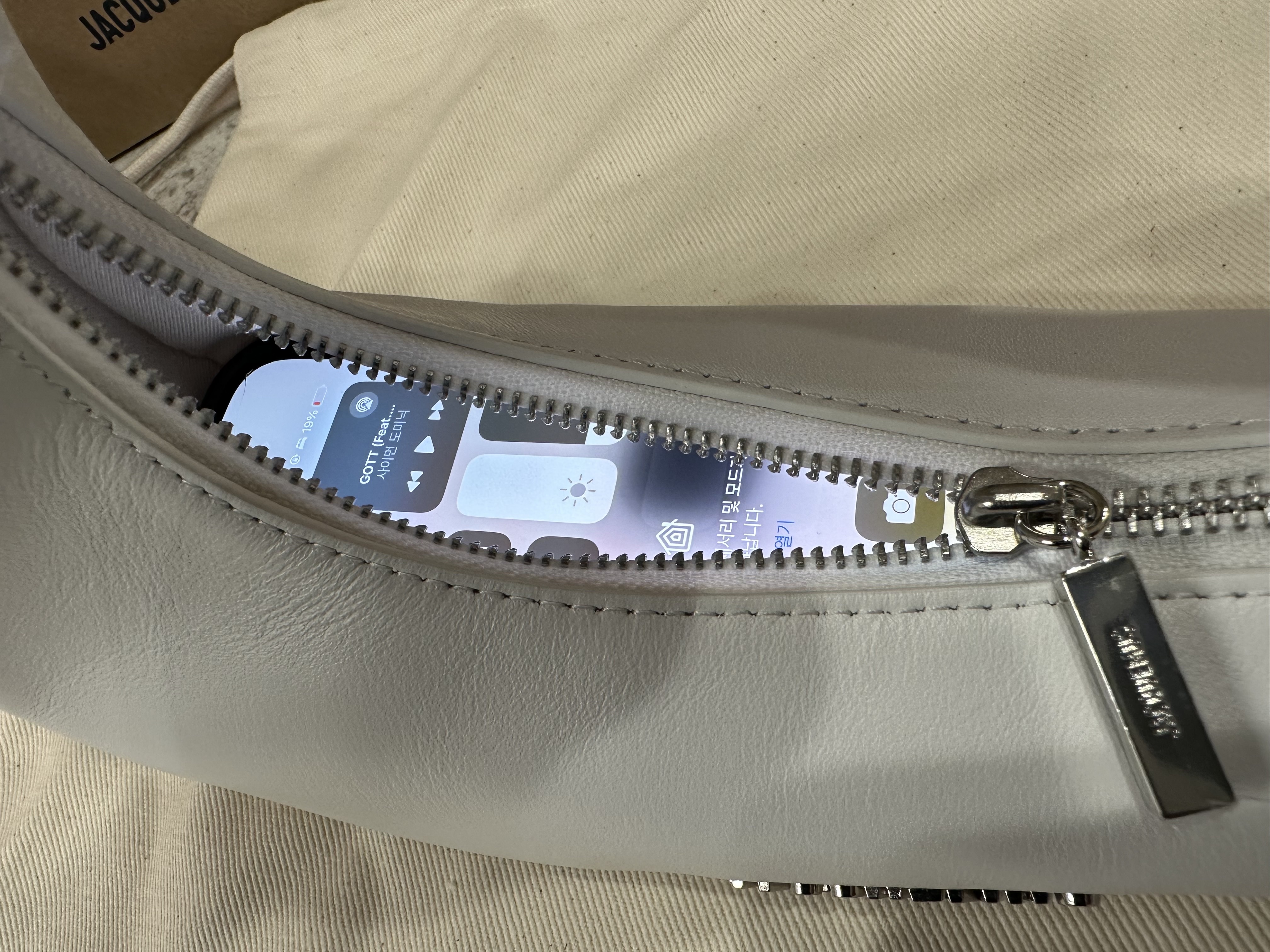Jacquemus x Nike Le sac Small Swoosh Bag White, Nike x Jacquemus Air Max 1 '86 University Red and Metallic Silver 착용 스타일 - 3