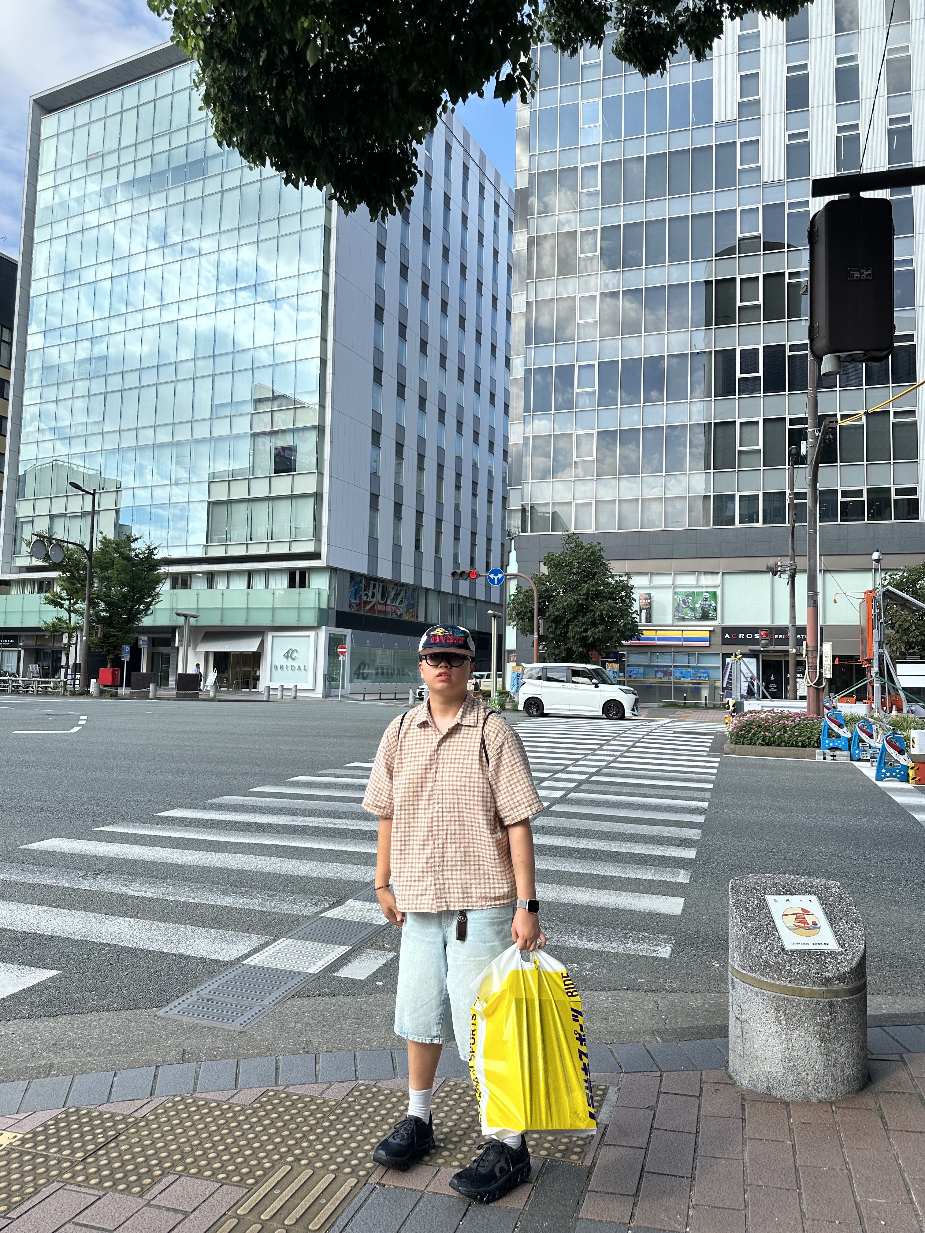 NewJeans Supernatural NJ x Murakami Drawstring Bag Ver., On Running Cloudmonster All Black 착용 스타일 - 1