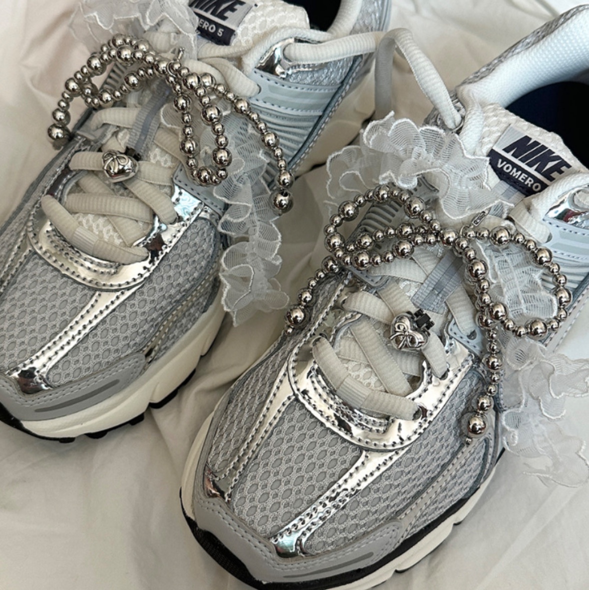 (W) Nike Zoom Vomero 5 Photon Dust and Metallic Silver 착용 스타일