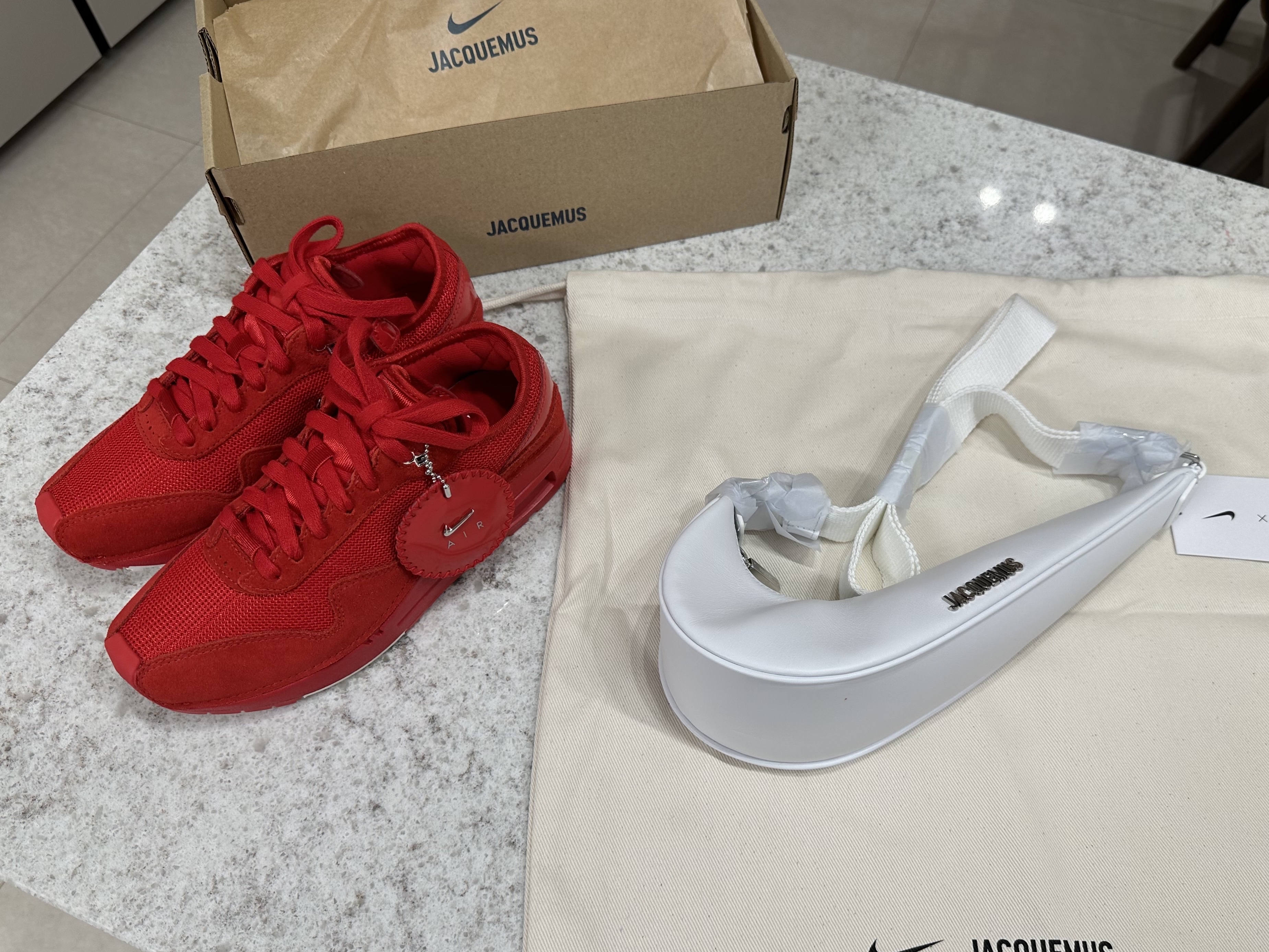 Jacquemus x Nike Le sac Small Swoosh Bag White, Nike x Jacquemus Air Max 1 '86 University Red and Metallic Silver 착용 스타일 - 1