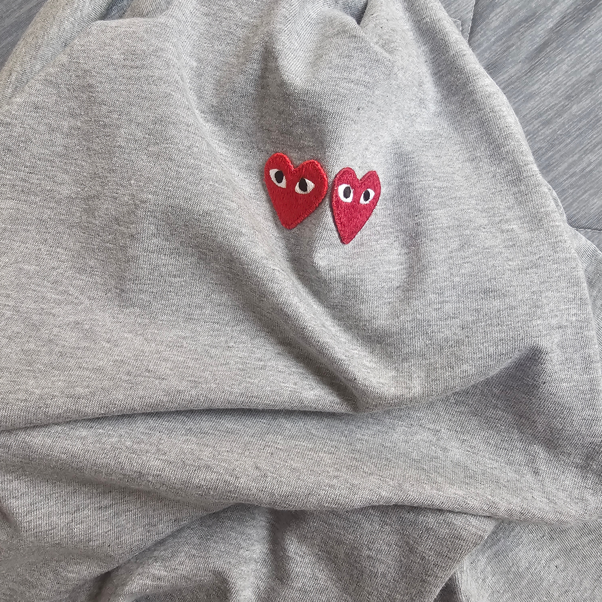 Play Comme des Garcons Double Heart T-Shirt Grey 착용 스타일