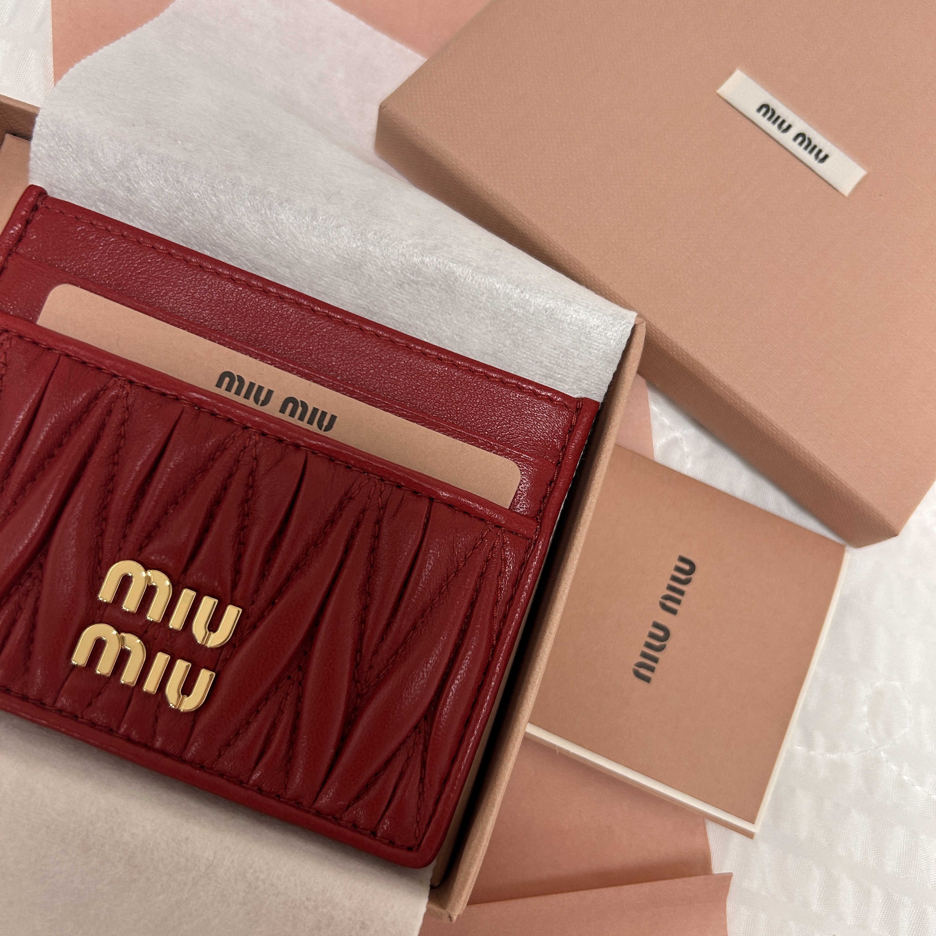 Miu Miu Matelasse Nappa Leather Card Holder Red 착용 스타일