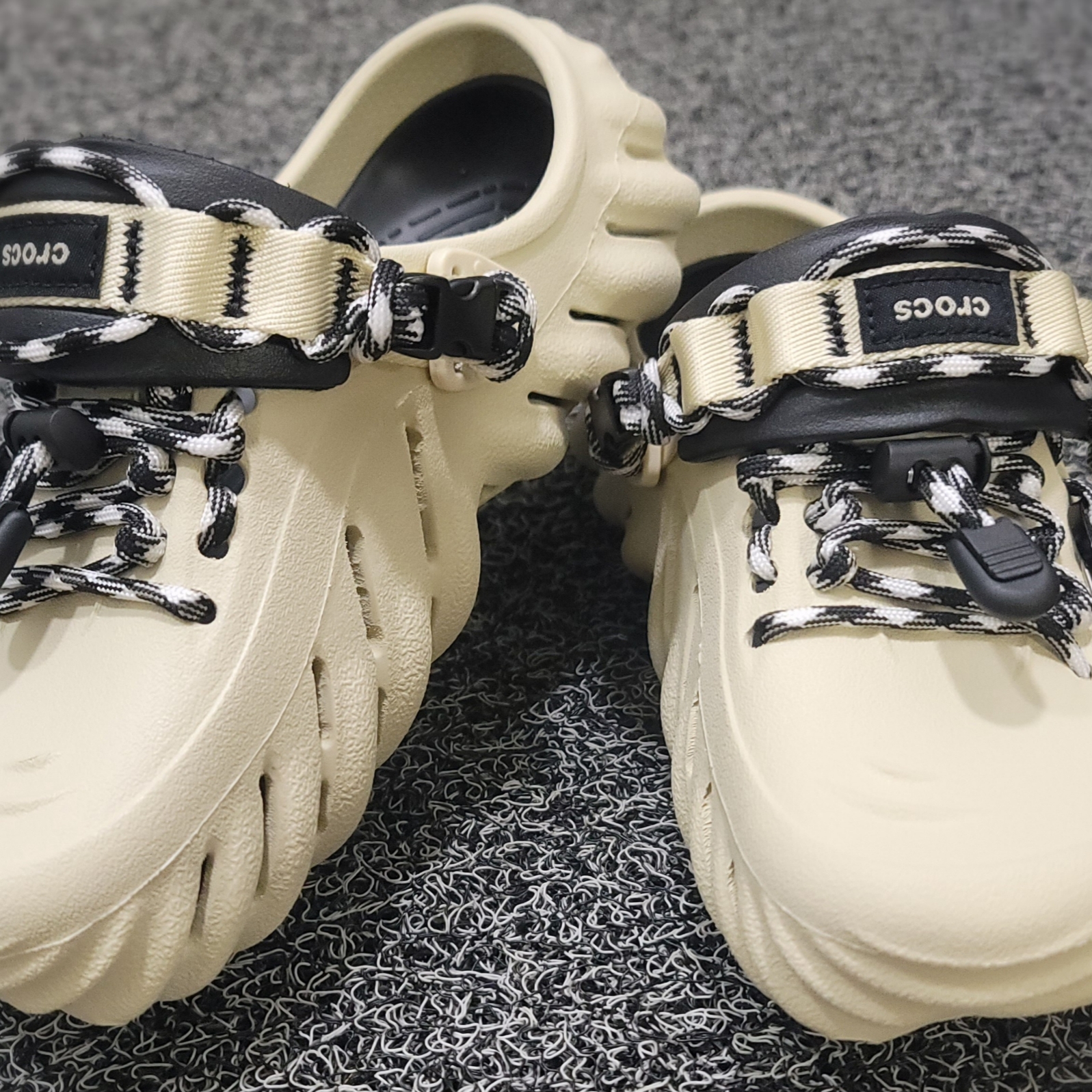 Crocs Echo Clog Bone Black 착용 스타일 - 3