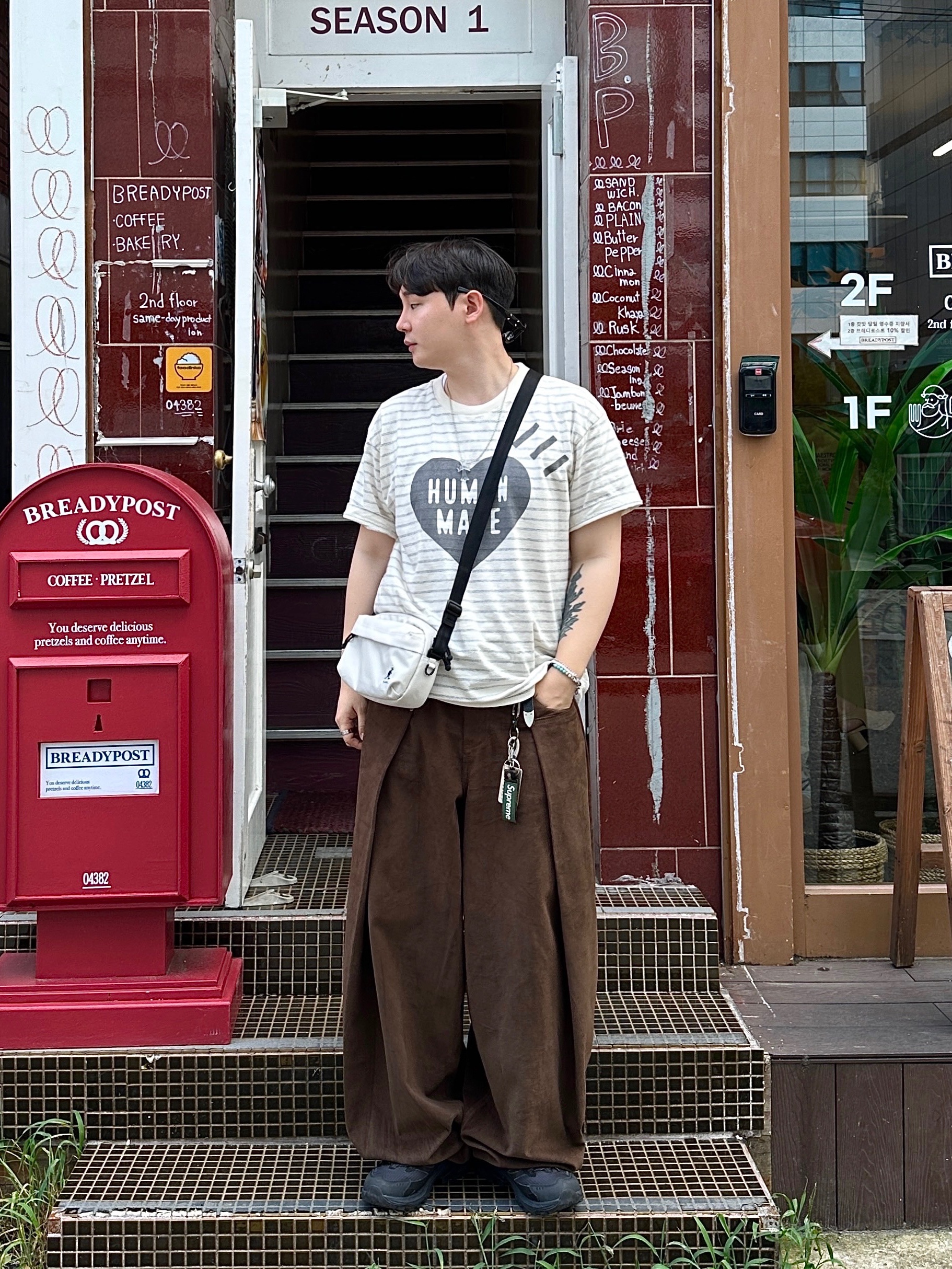 Human Made Striped Heart T-Shirt Gray, Supreme Webbing Keychain Green Camo - 23SS 착용 스타일 - 1