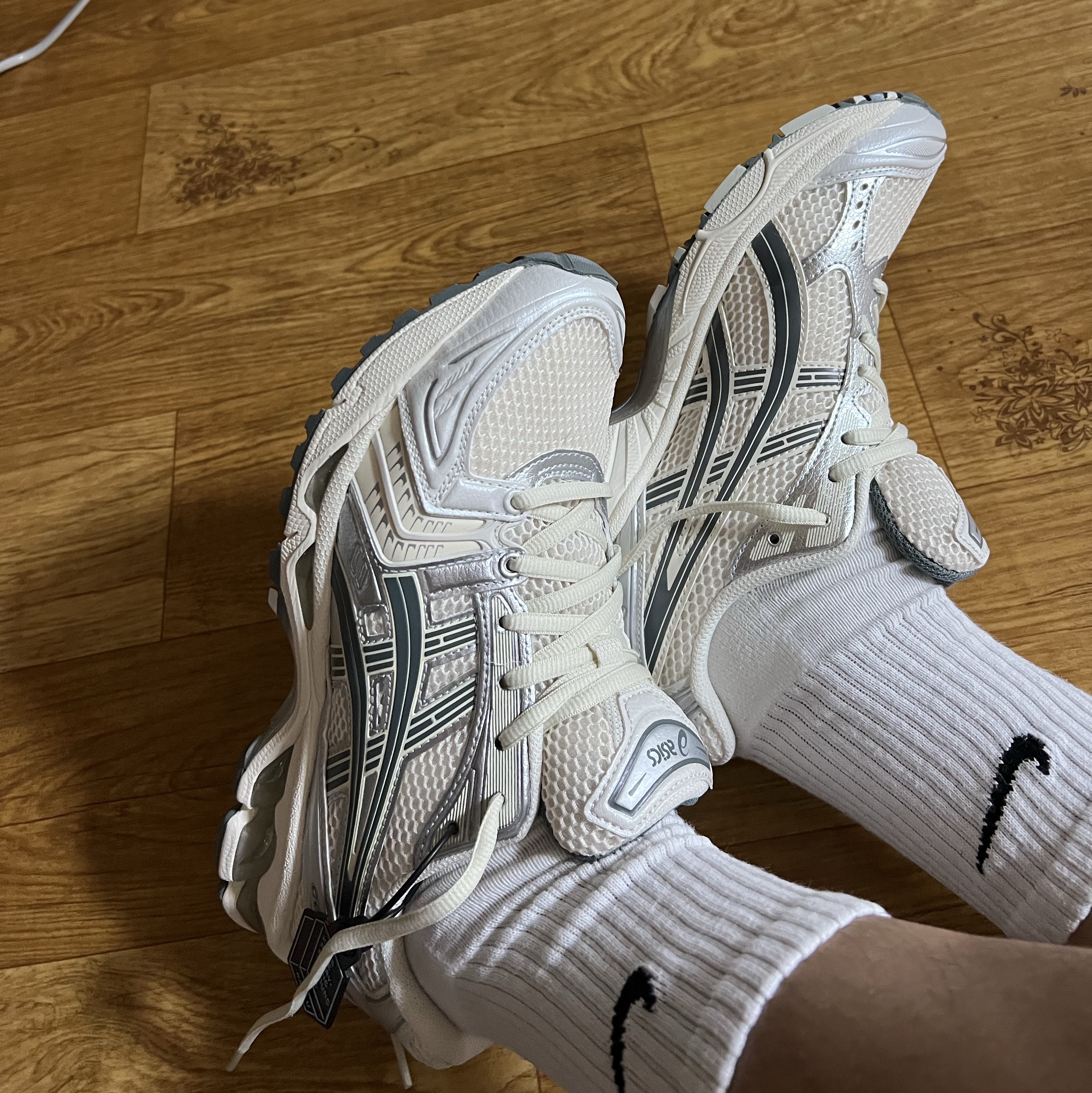 Asics Gel-Kayano 14 Birch Dark Pewter 착용 스타일