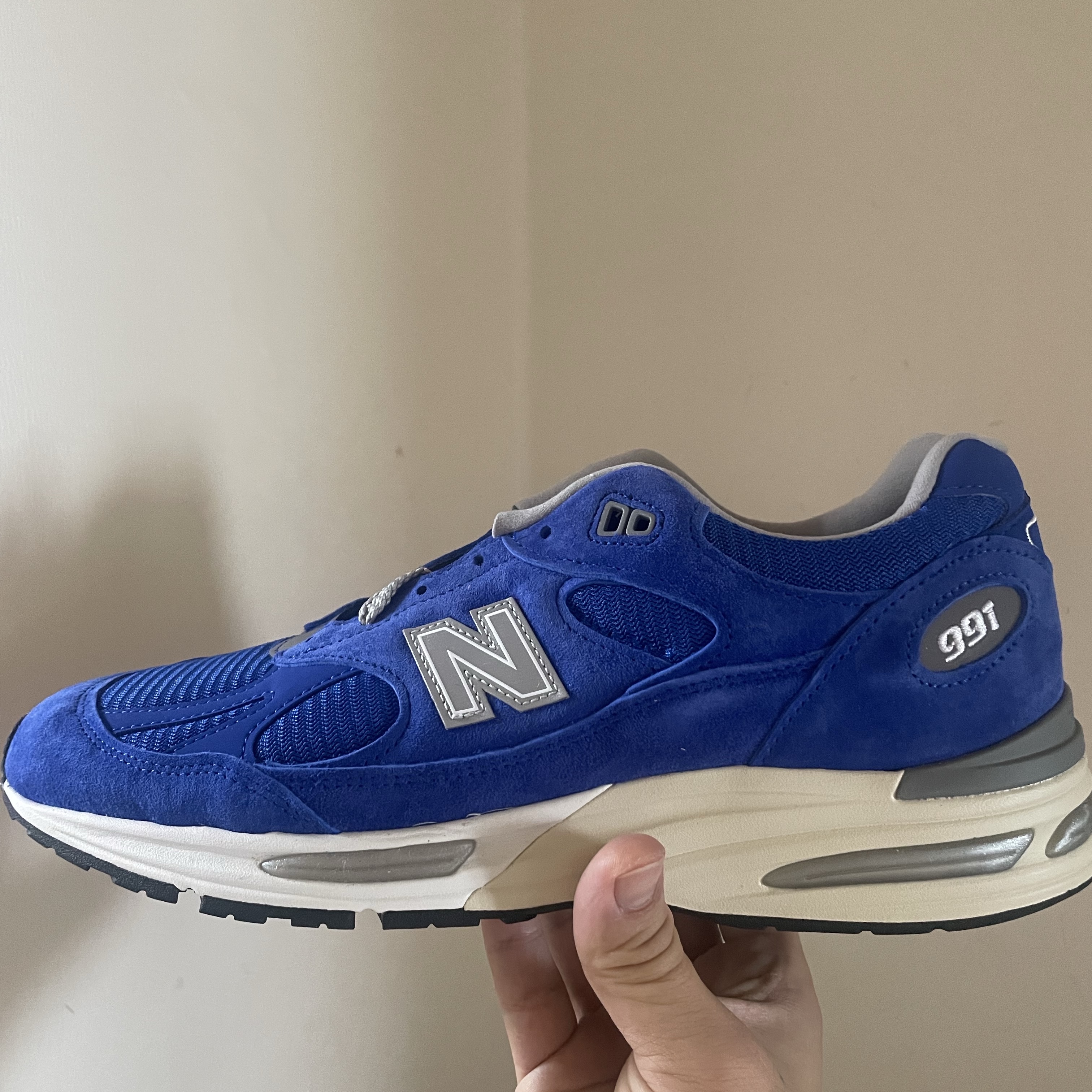 New Balance 991v2 Made in UK Dazzling Blue 착용 스타일