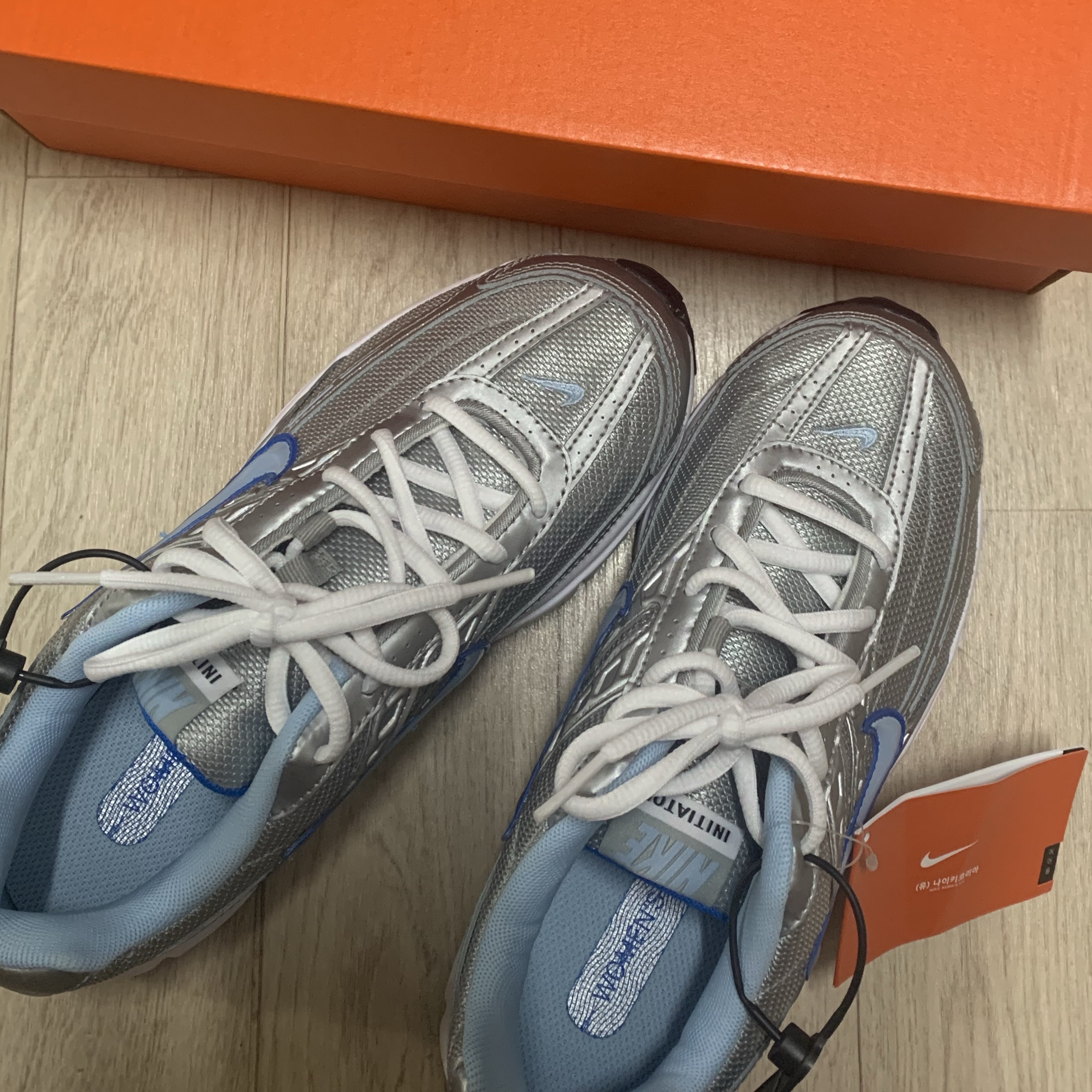 (W) Nike Initiator Metallic Silver Ice Blue 착용 스타일