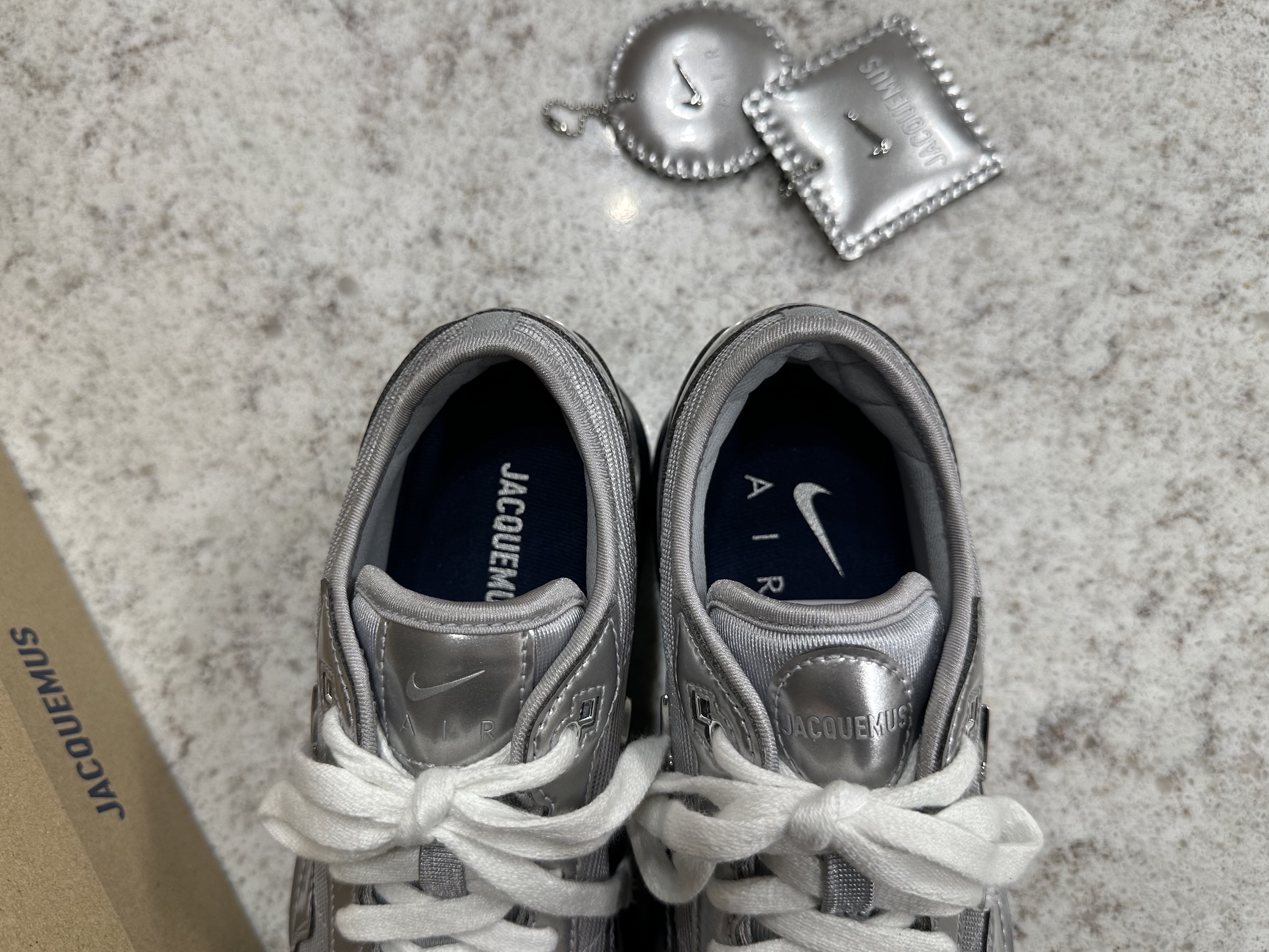 Nike x Jacquemus Air Max 1 '86 Metallic Silver Midnight Navy 착용 스타일 - 5