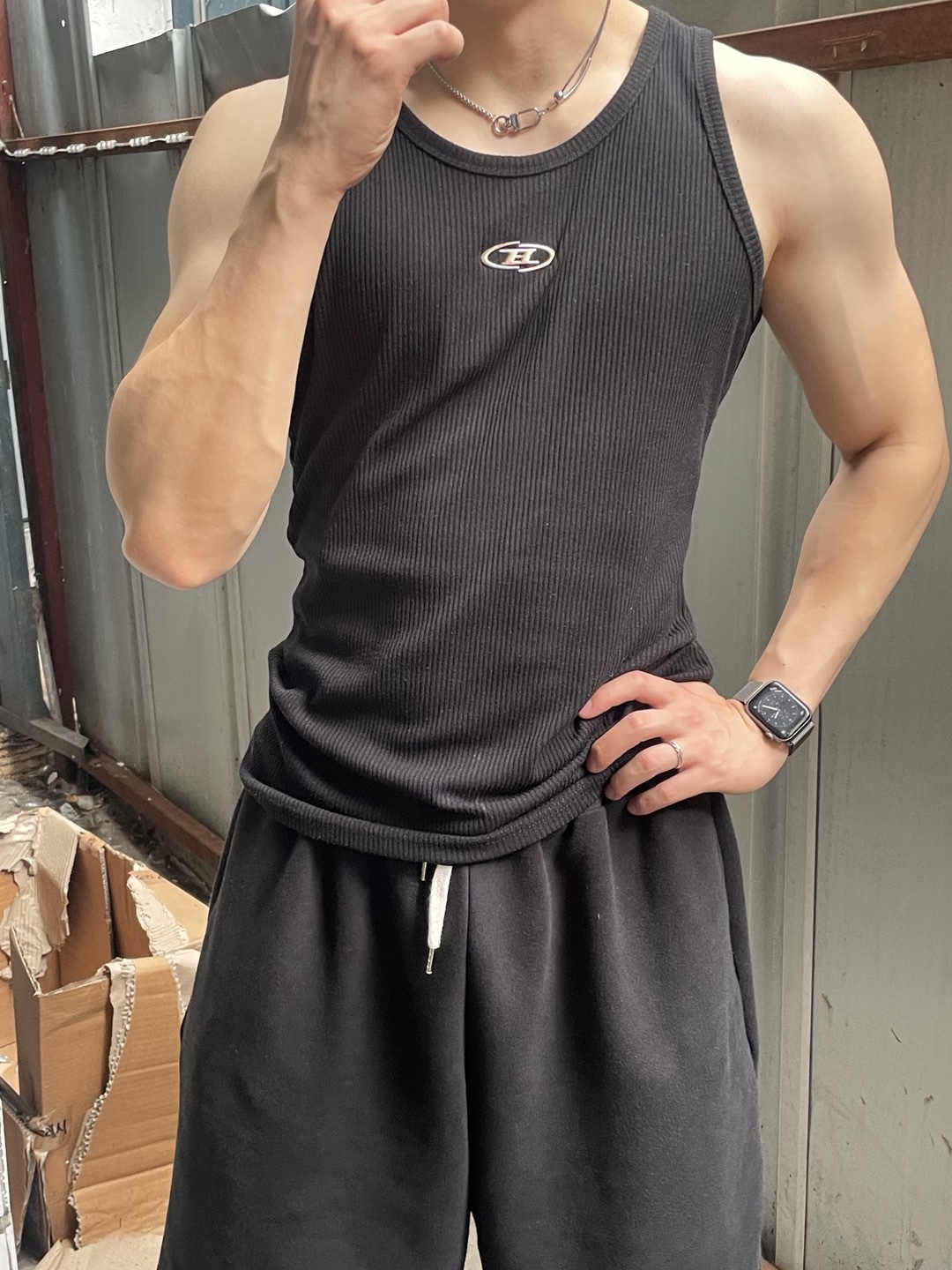 BORN TO WIN B Pendant Ribbed Semi Crop Sleeveless Melange Grey 착용 스타일