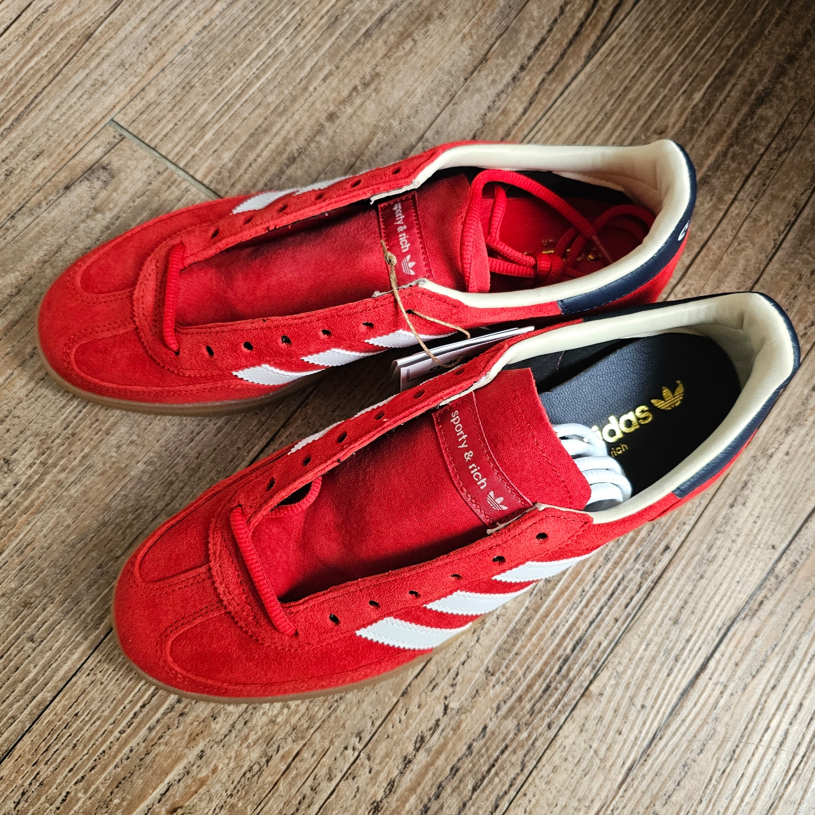 Adidas x Sporty & Rich Spezial Handball Collegiate Red Night Indigo 착용 스타일 - 4