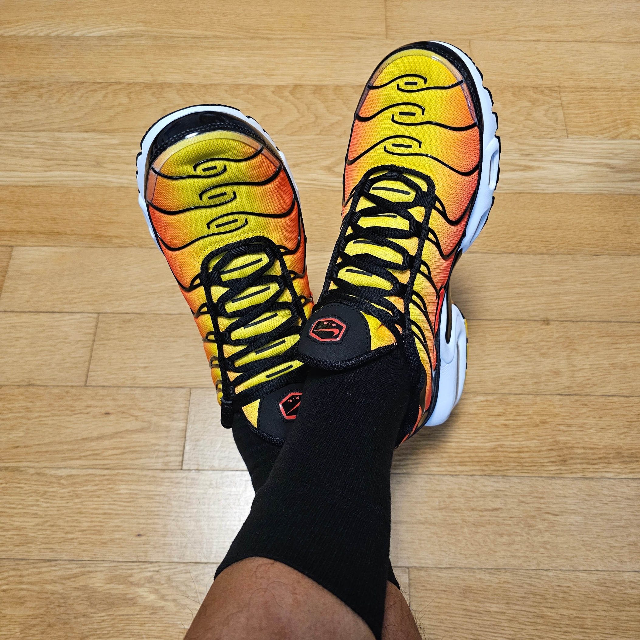 Nike Air Max Plus Bright Ceramic and Tour Yellow 착용 스타일 - 1