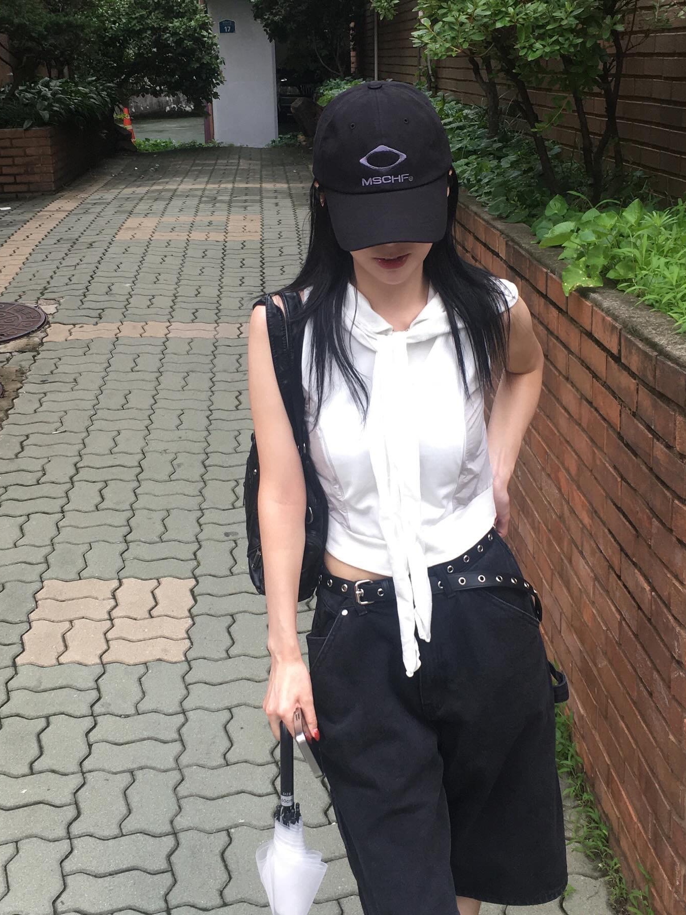 Suade Carpenter Denim Shorts Light Blue, Suade Carpenter Denim Shorts Black 착용 스타일