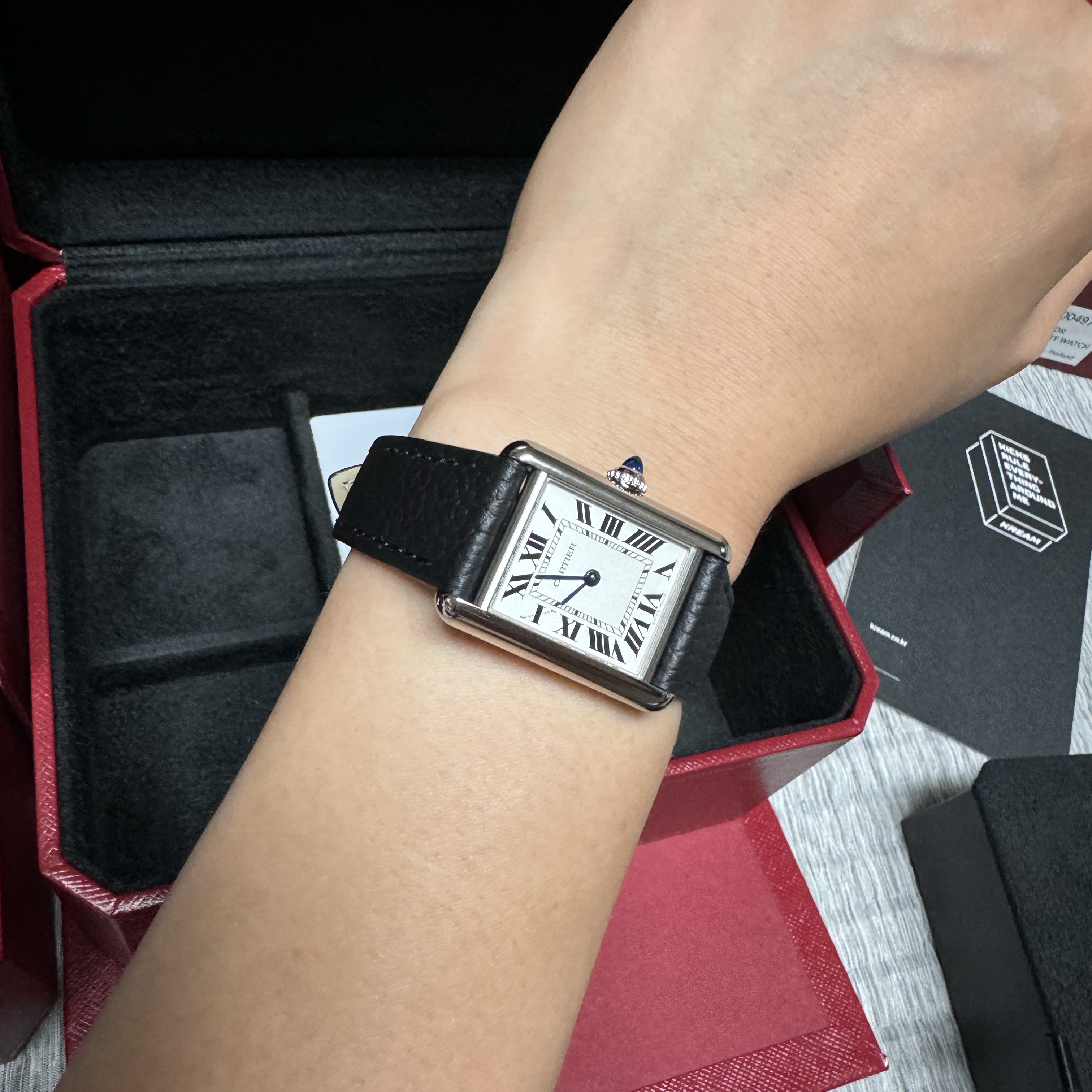 Cartier Tank Must Watch Small Quartz Steel Calfskin Black 착용 스타일