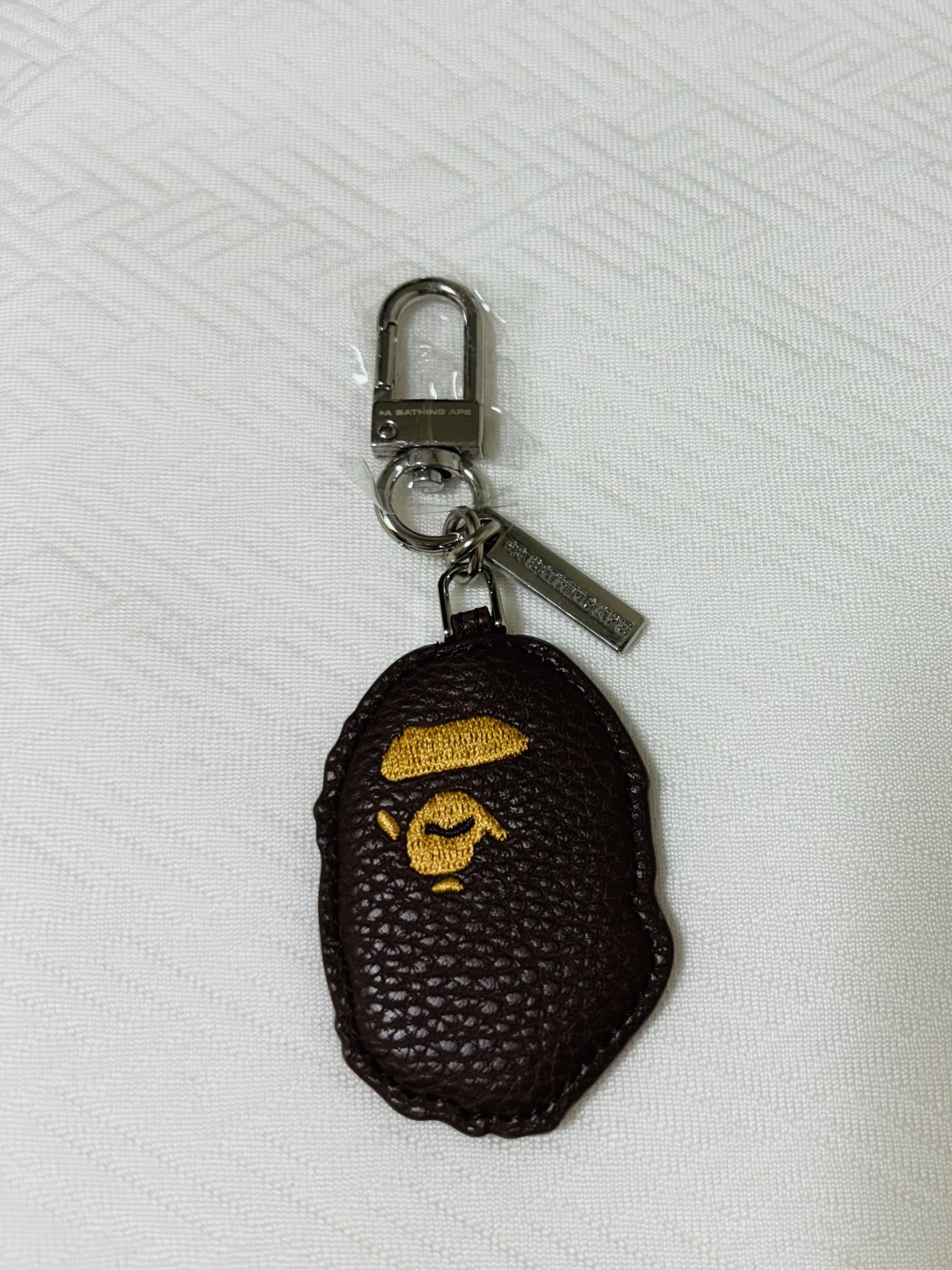 BAPE Ape Head Keychain Brown 착용 스타일